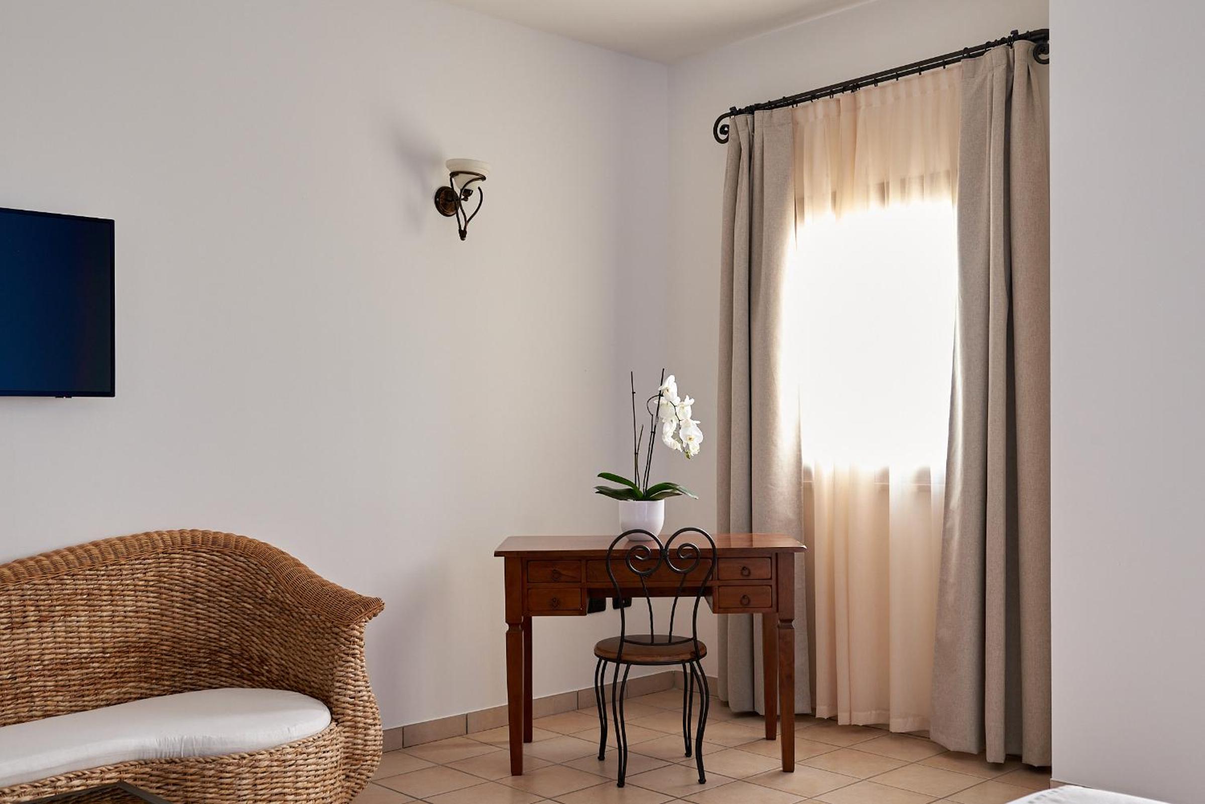 Deluxe Double Room with Balcony and Sea View - Photo 8