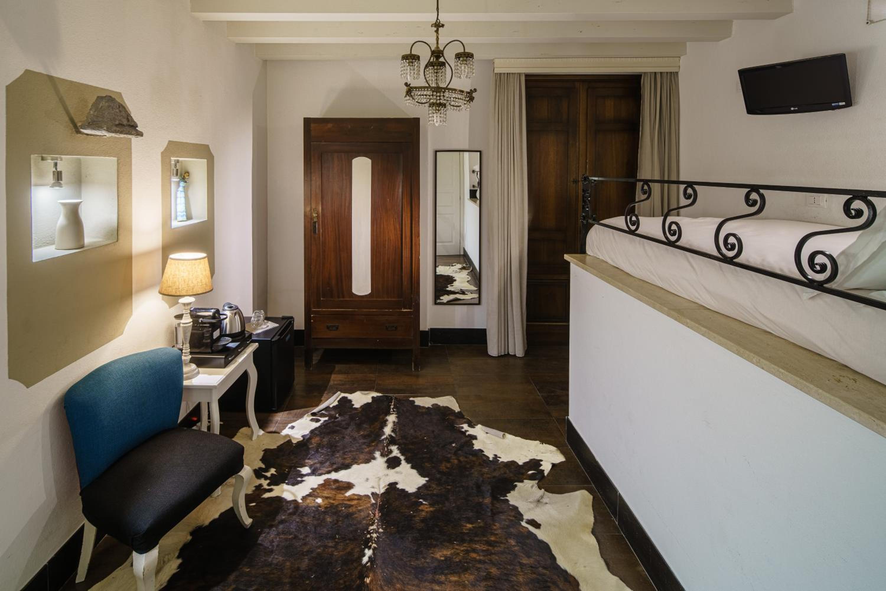 Deluxe Room (2 Adults + 1 Child) - Photo 5