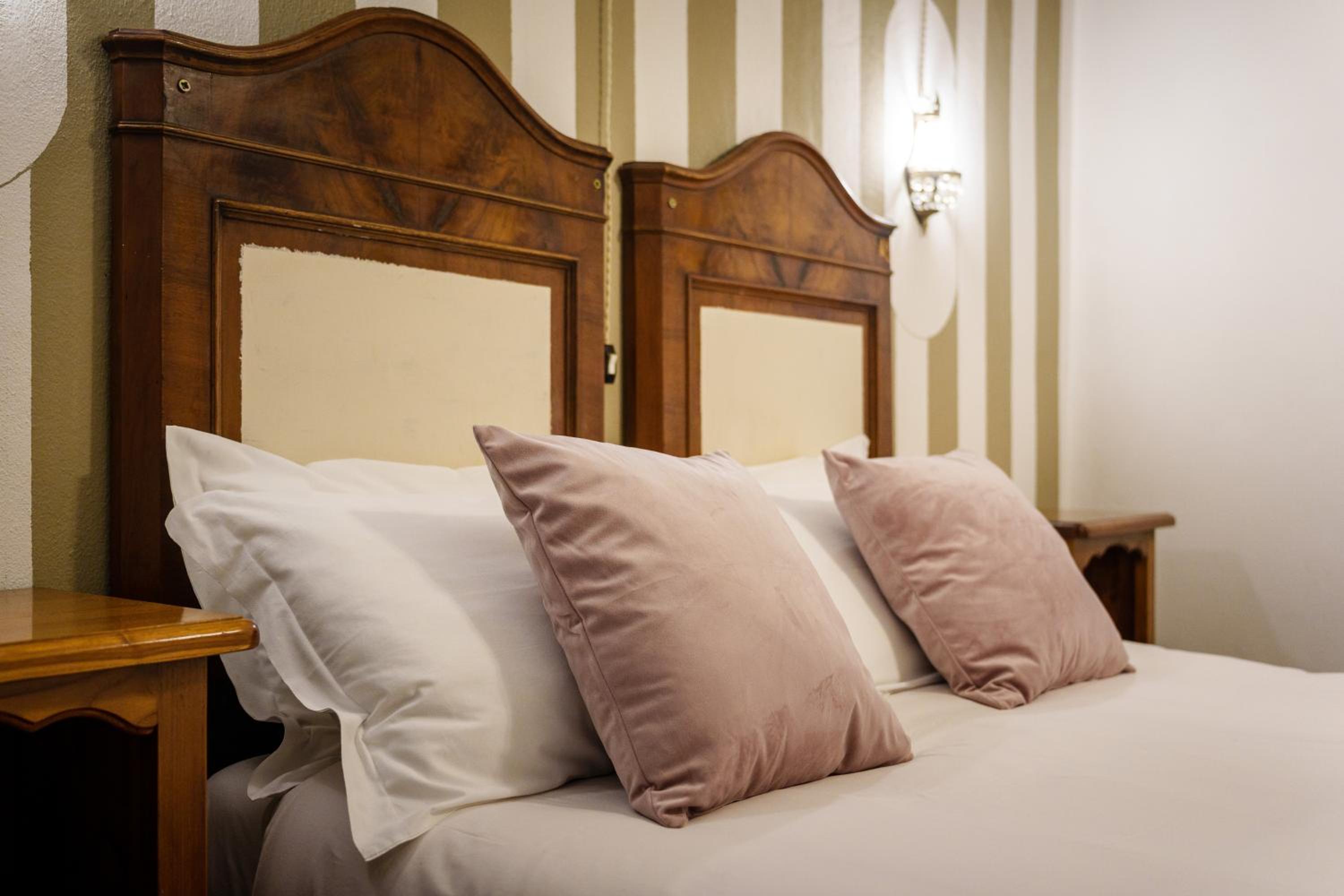 Deluxe Room (2 Adults + 1 Child) - Photo 3