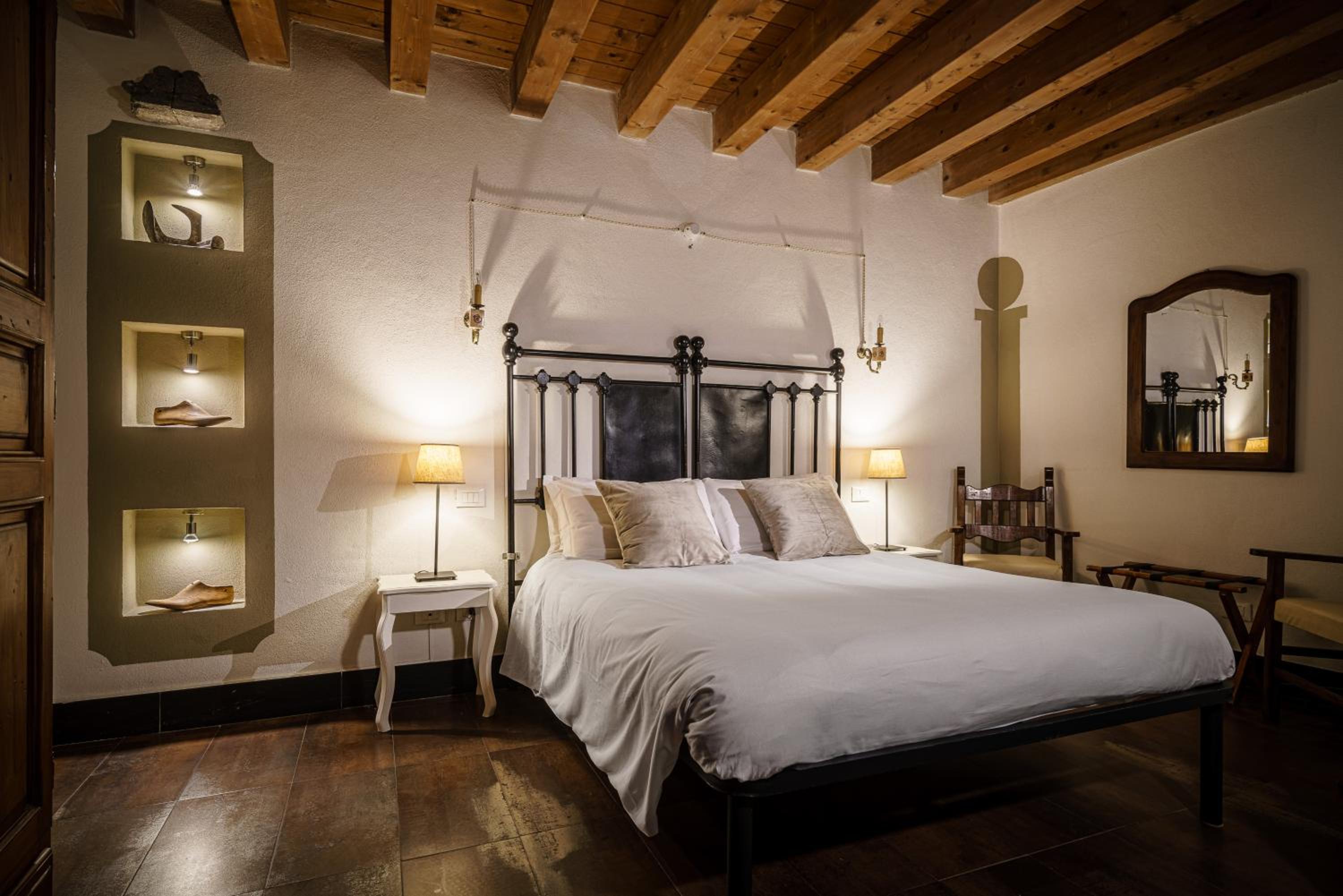 Deluxe Double Room with Bath - Photo 6