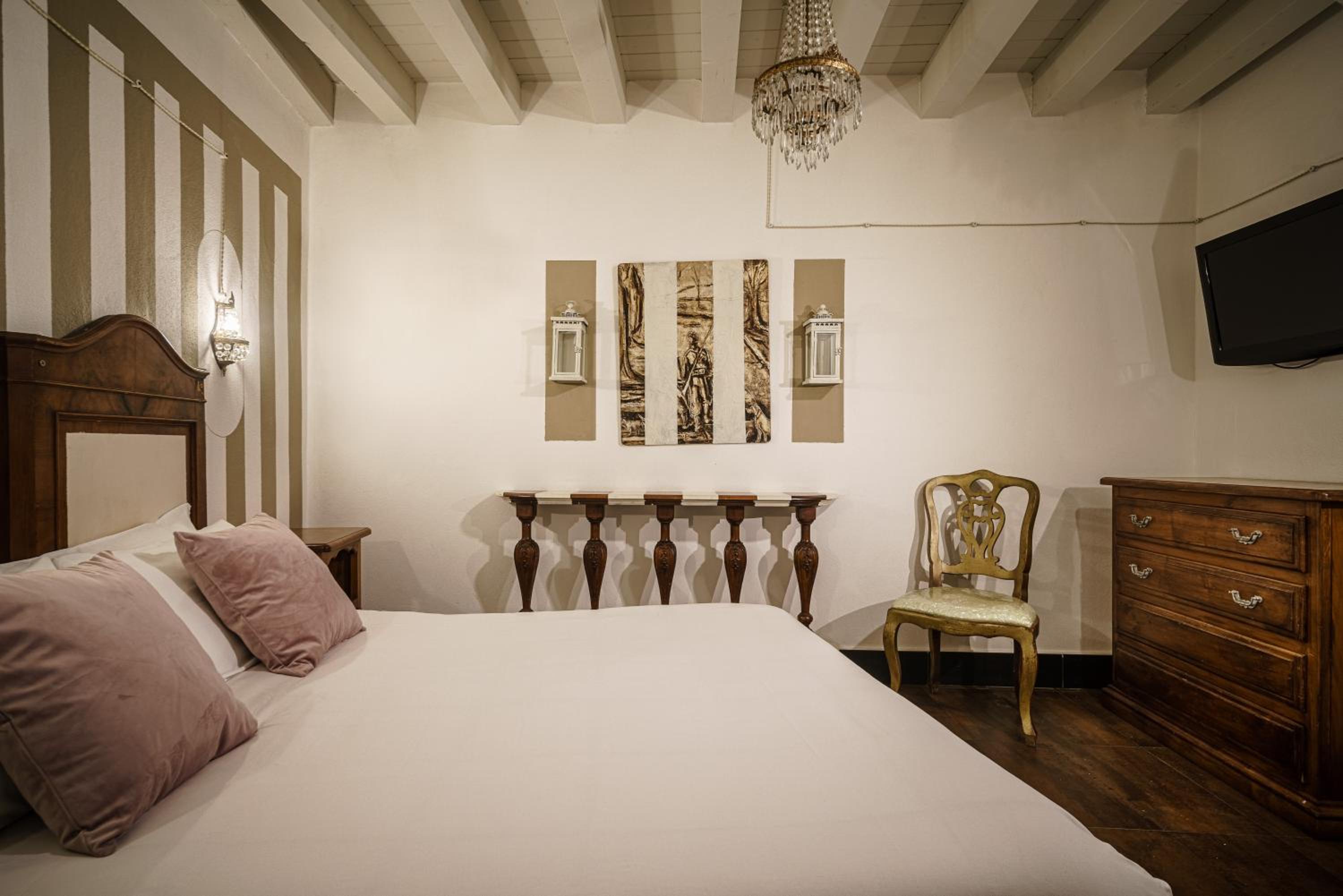 Deluxe Room (2 Adults + 1 Child) - Photo 4