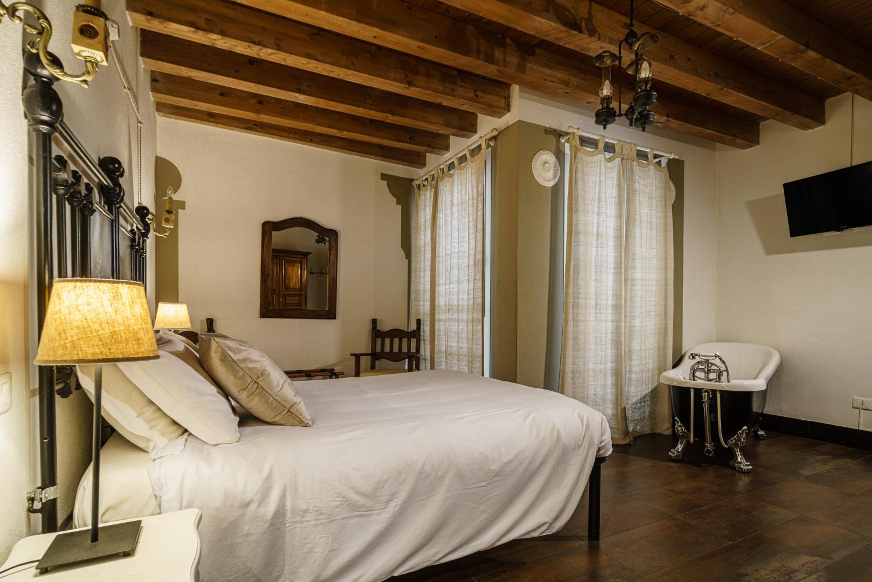 Deluxe Double Room with Bath - Photo 12