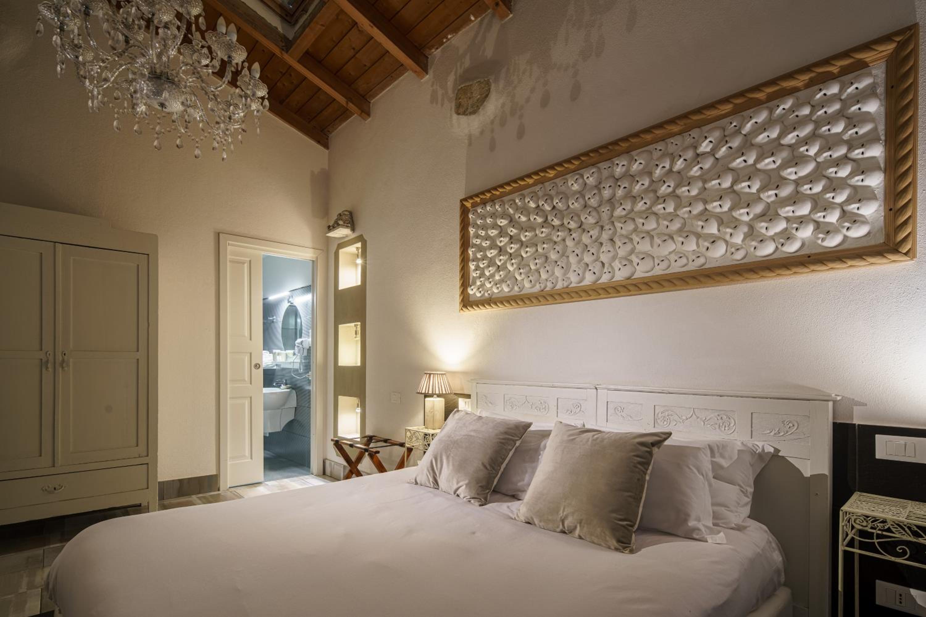 Deluxe Double Room with Bath - Photo 13