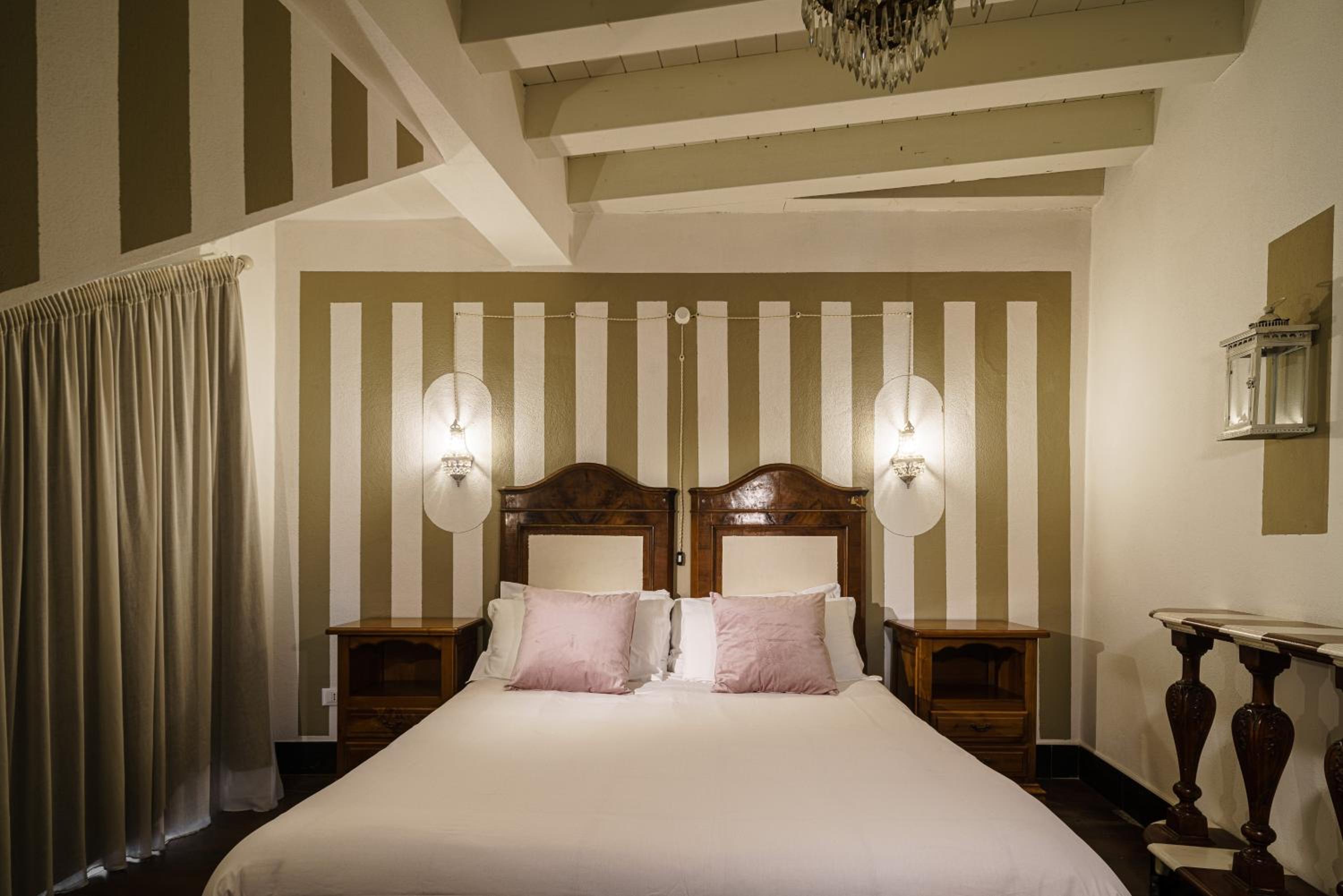 Deluxe Room (2 Adults + 1 Child) - Photo 1