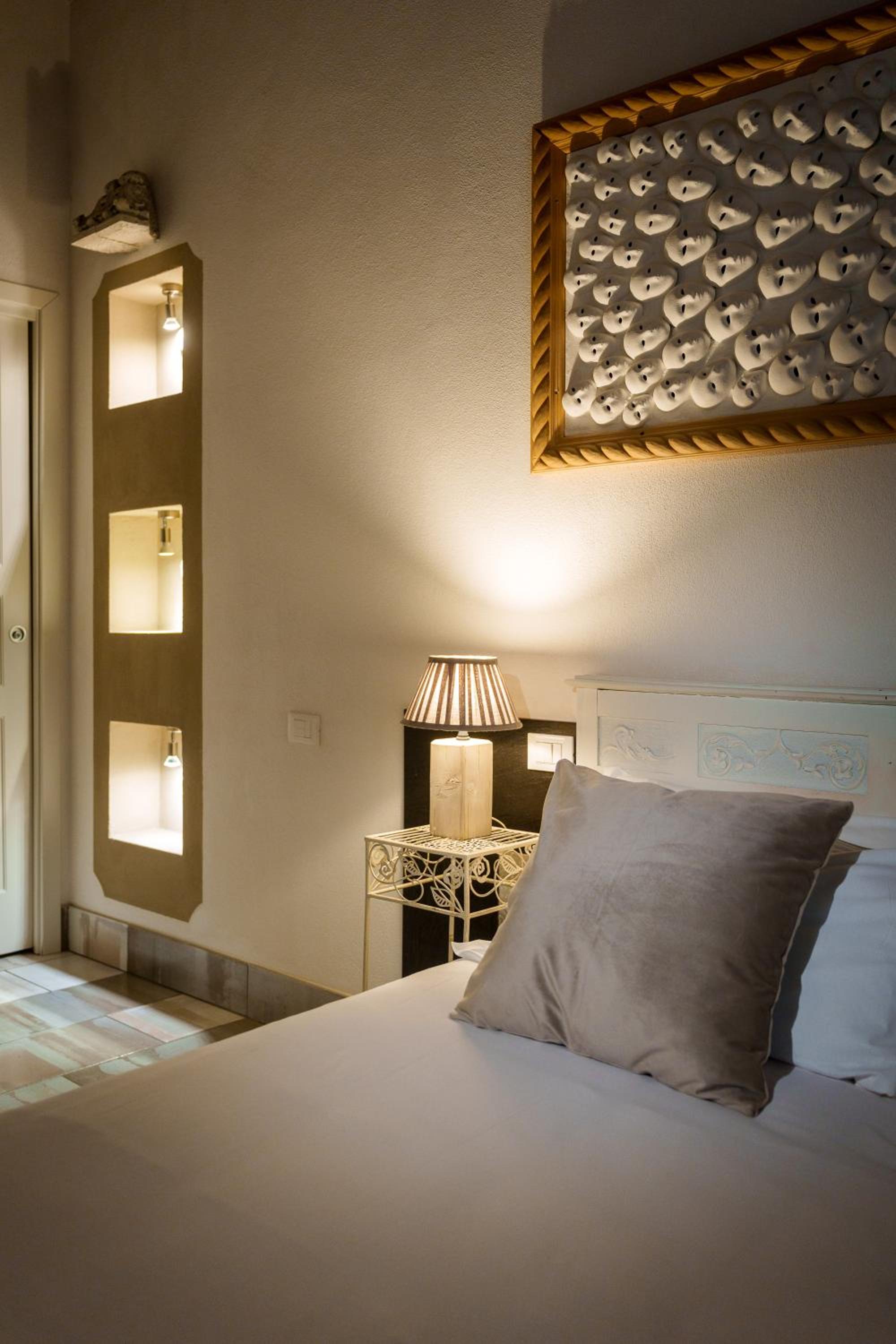 Deluxe Double Room with Bath - Photo 14