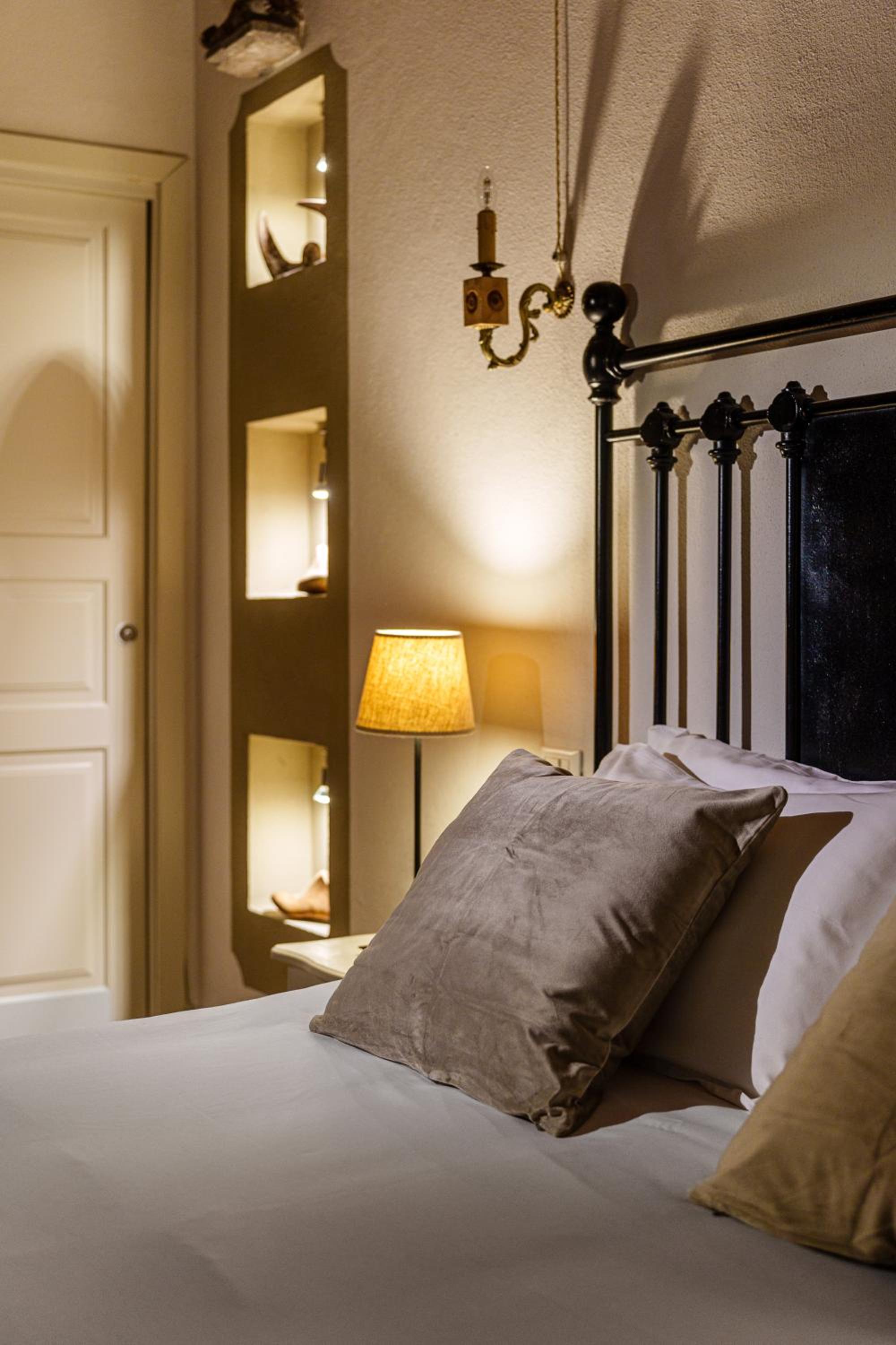 Deluxe Double Room with Bath - Photo 2