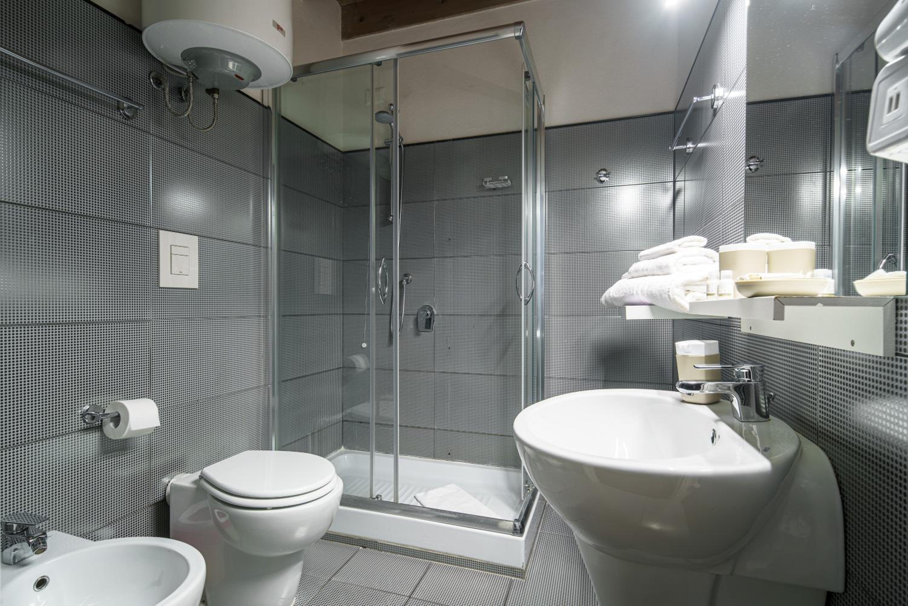 Deluxe Double Room with Bath - Photo 3