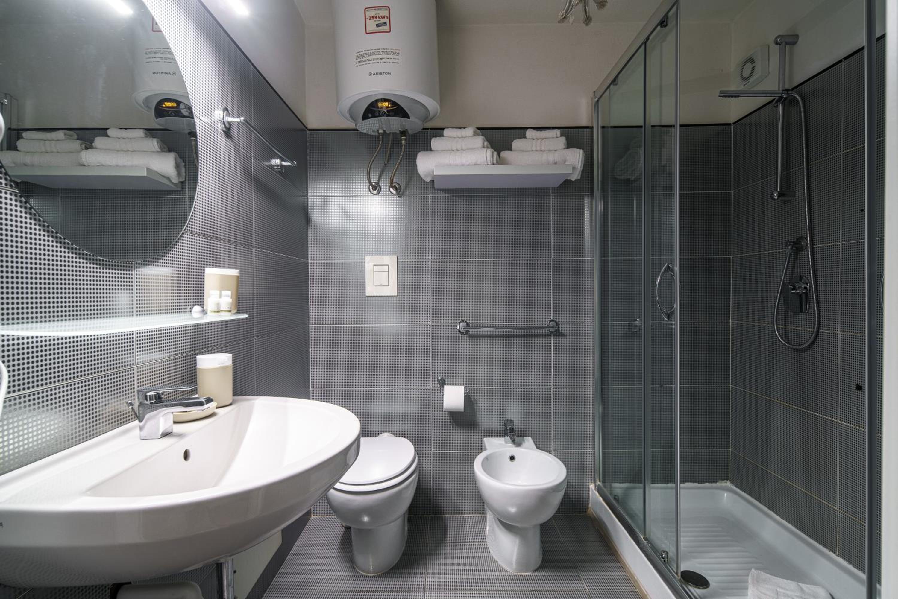 Deluxe Room (2 Adults + 1 Child) - Photo 8