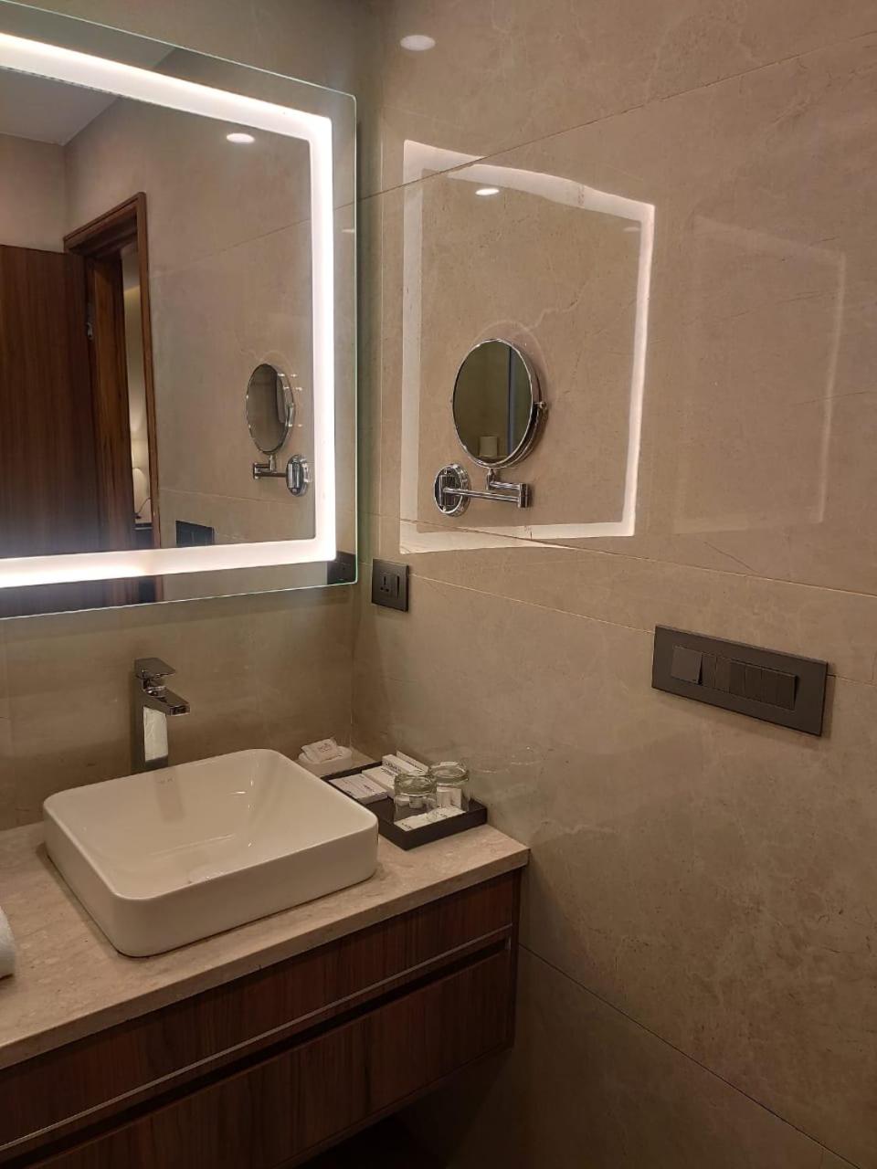 Deluxe Double Room with Balcony photo 3