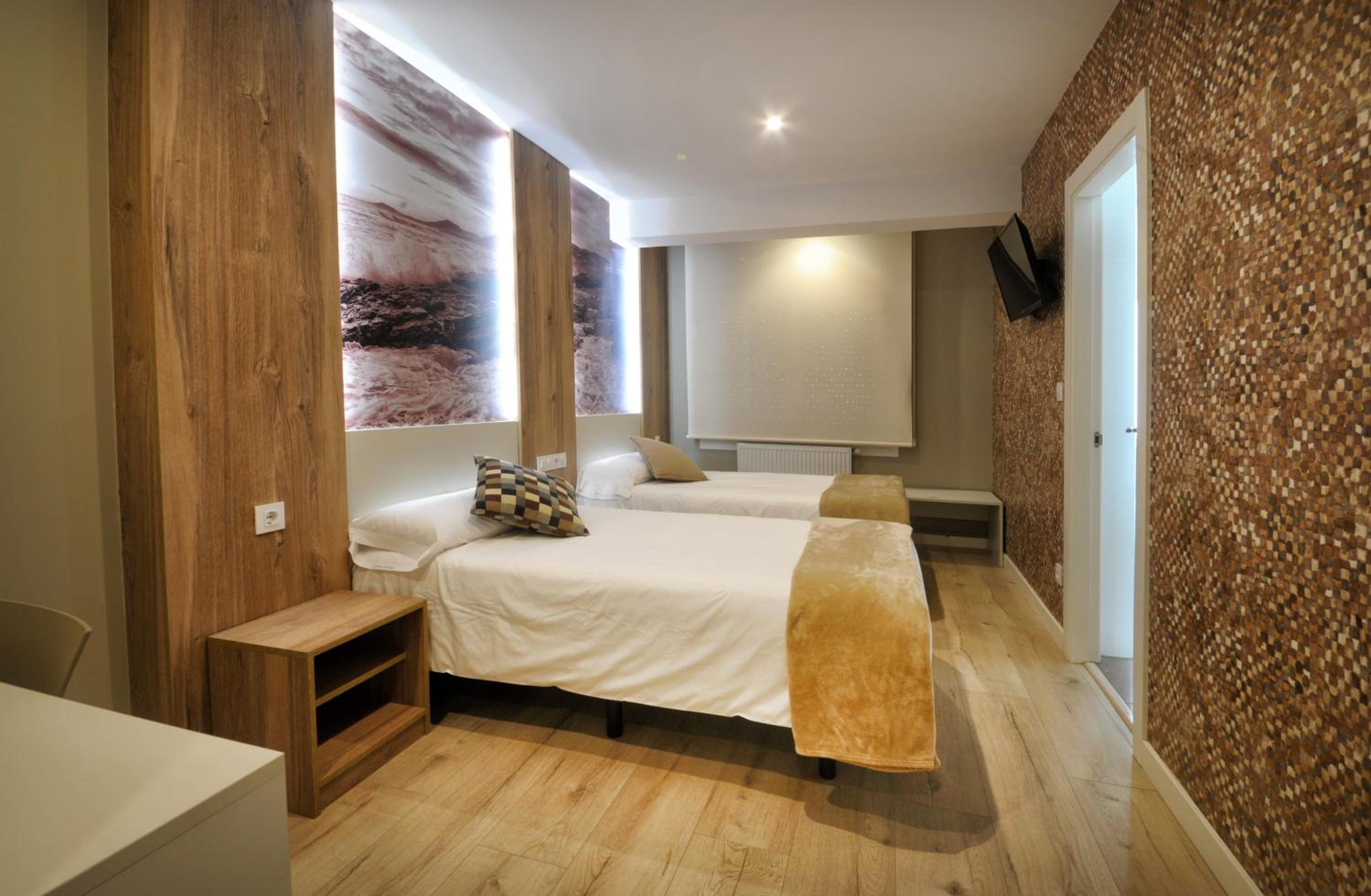 Triple Room with Private Bathroom - Photo 1