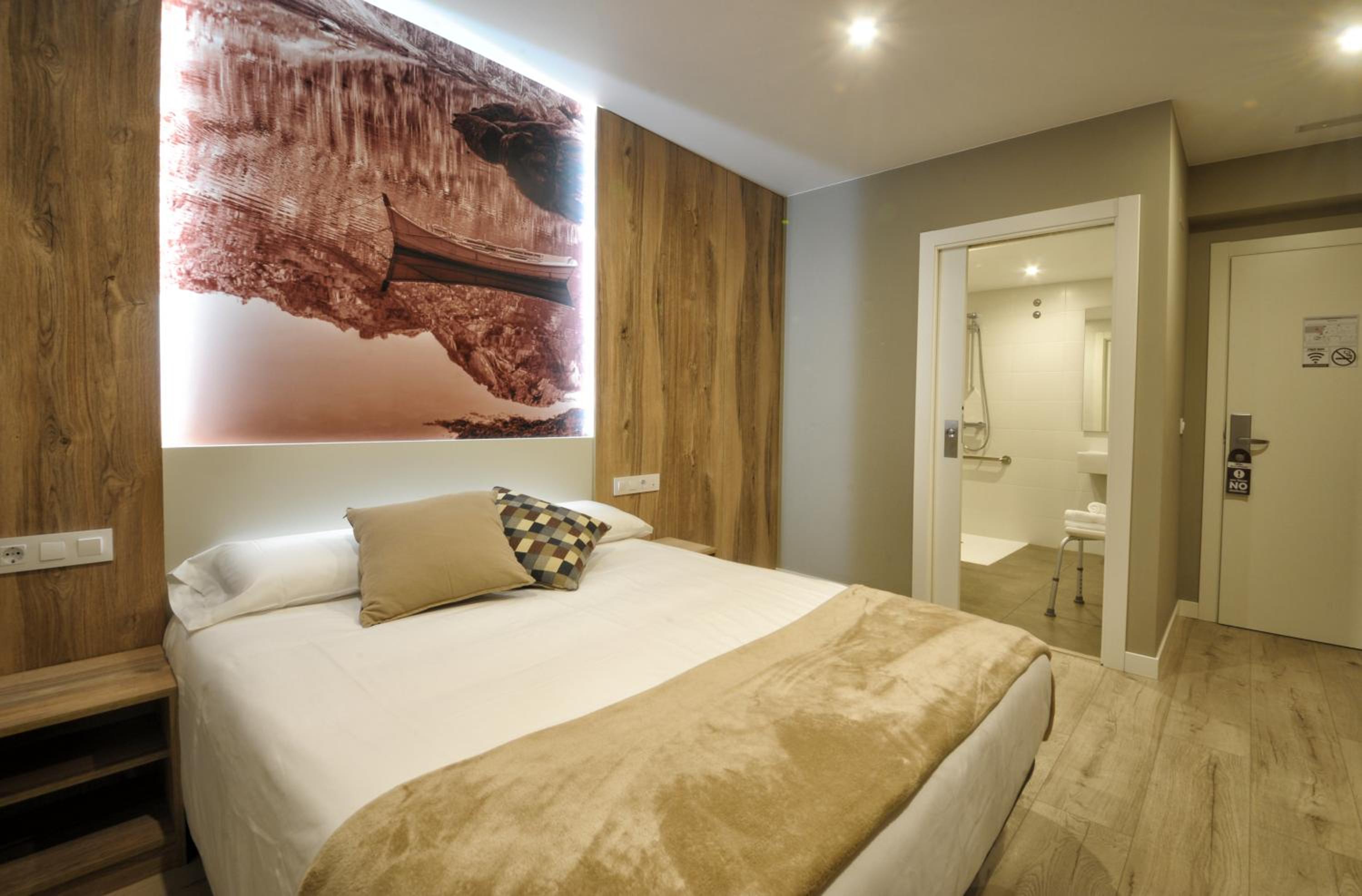 King Room with Roll-In Shower - Disability Access - Photo 1