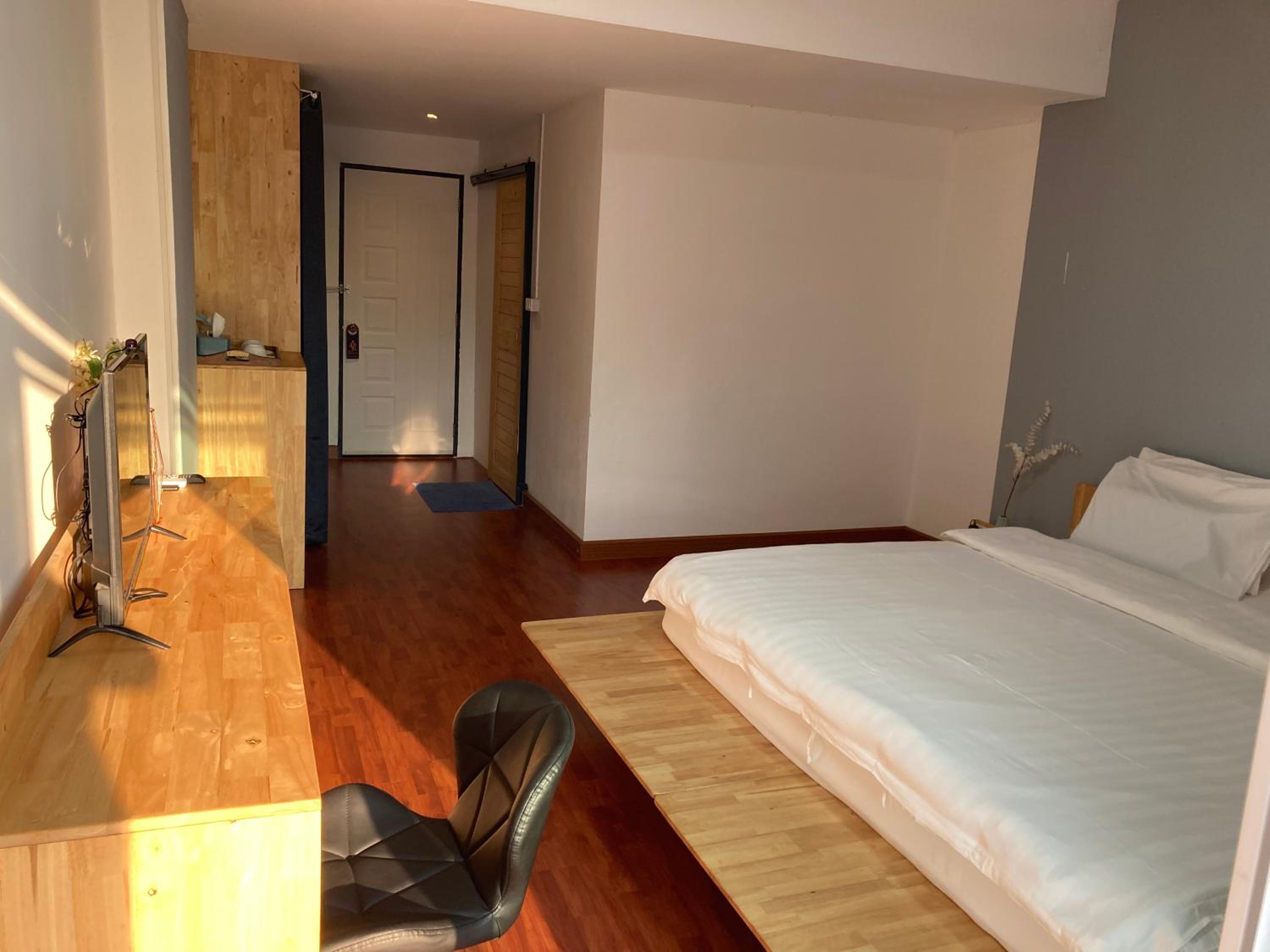 Deluxe Double Room with Balcony - Photo 4