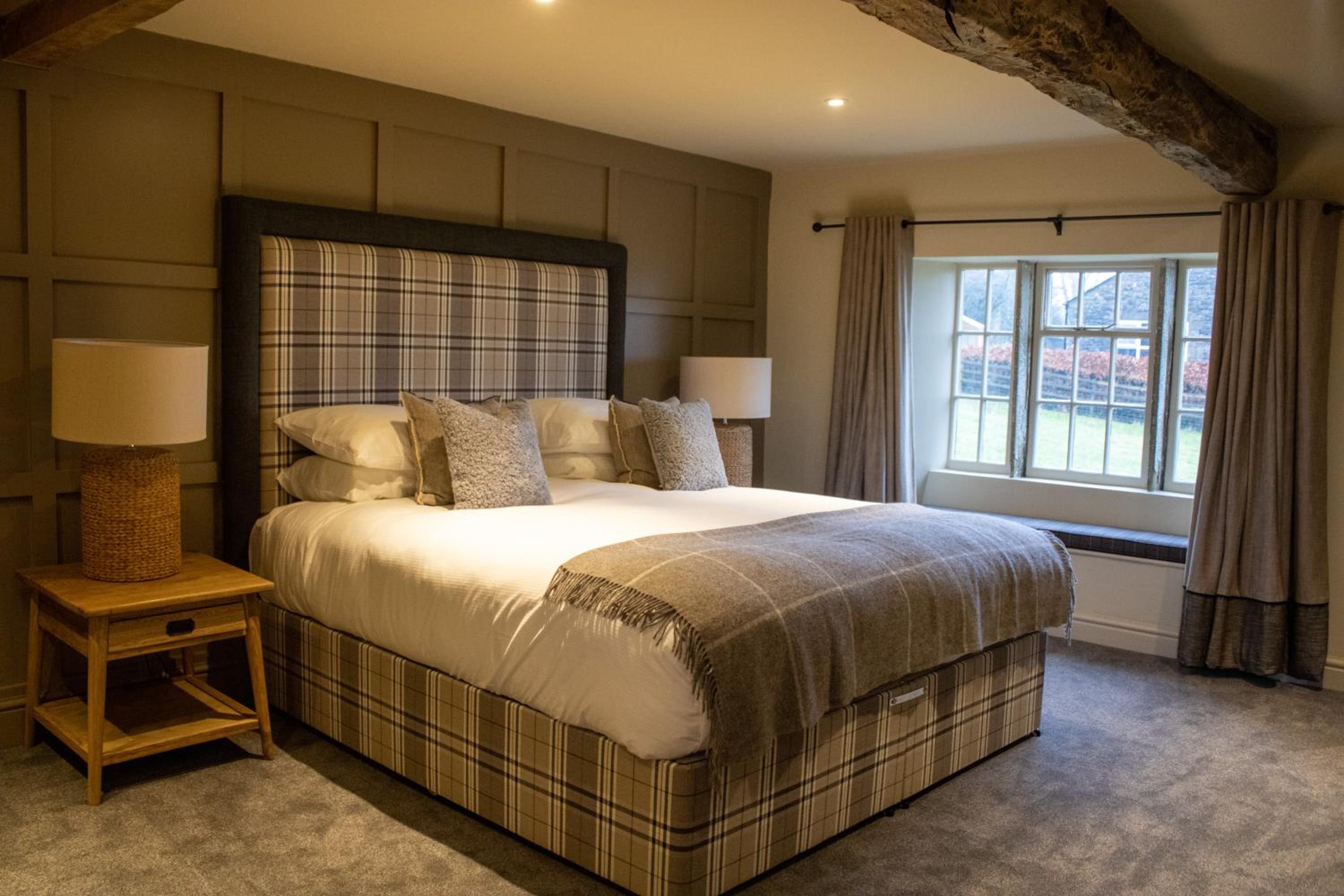 Superior double room, feature bath
