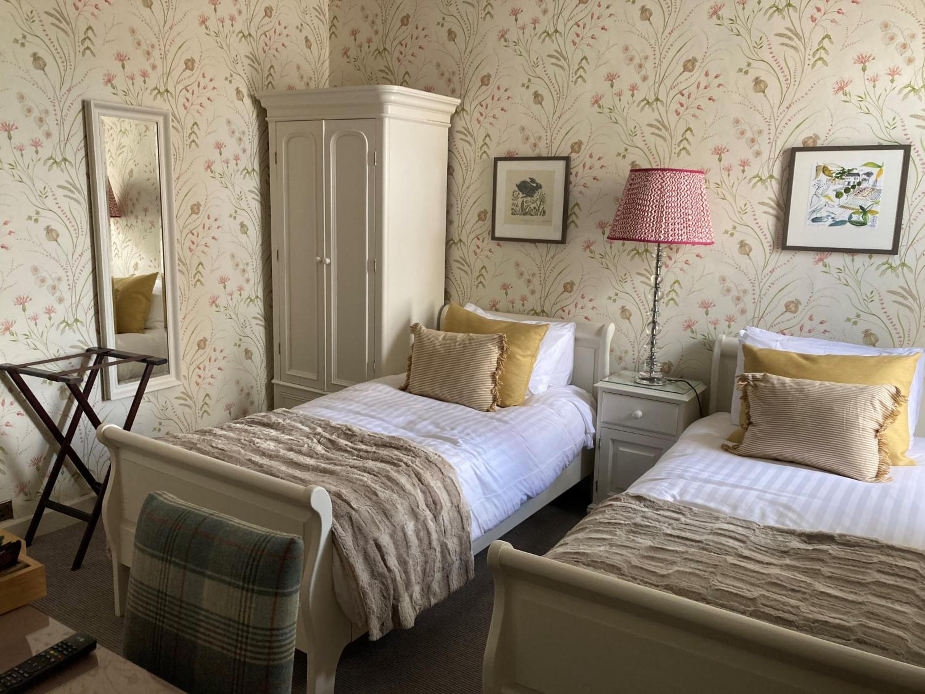 Classic Twin Room - Photo 3