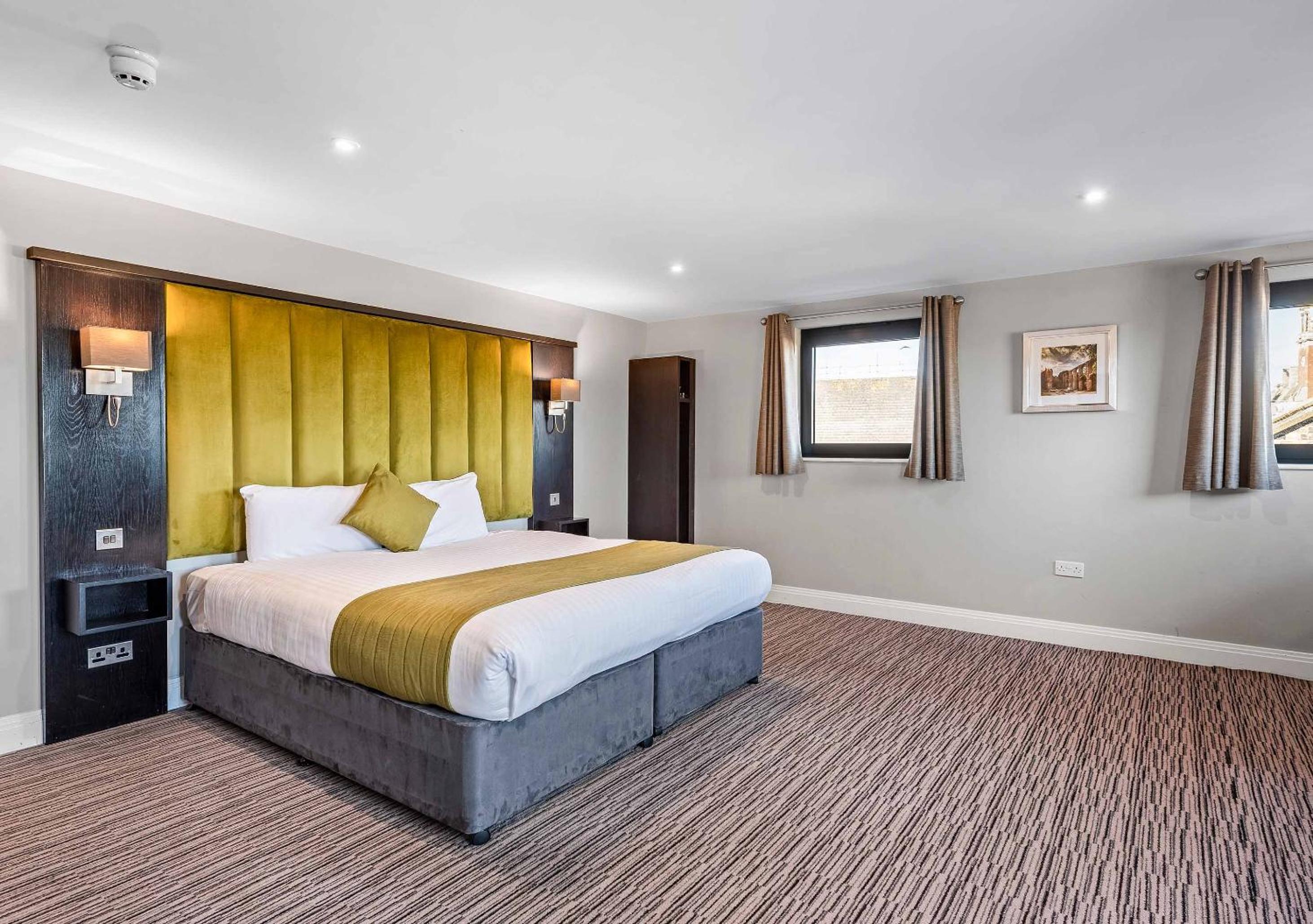 Deluxe Double Room with Balcony - Photo 2