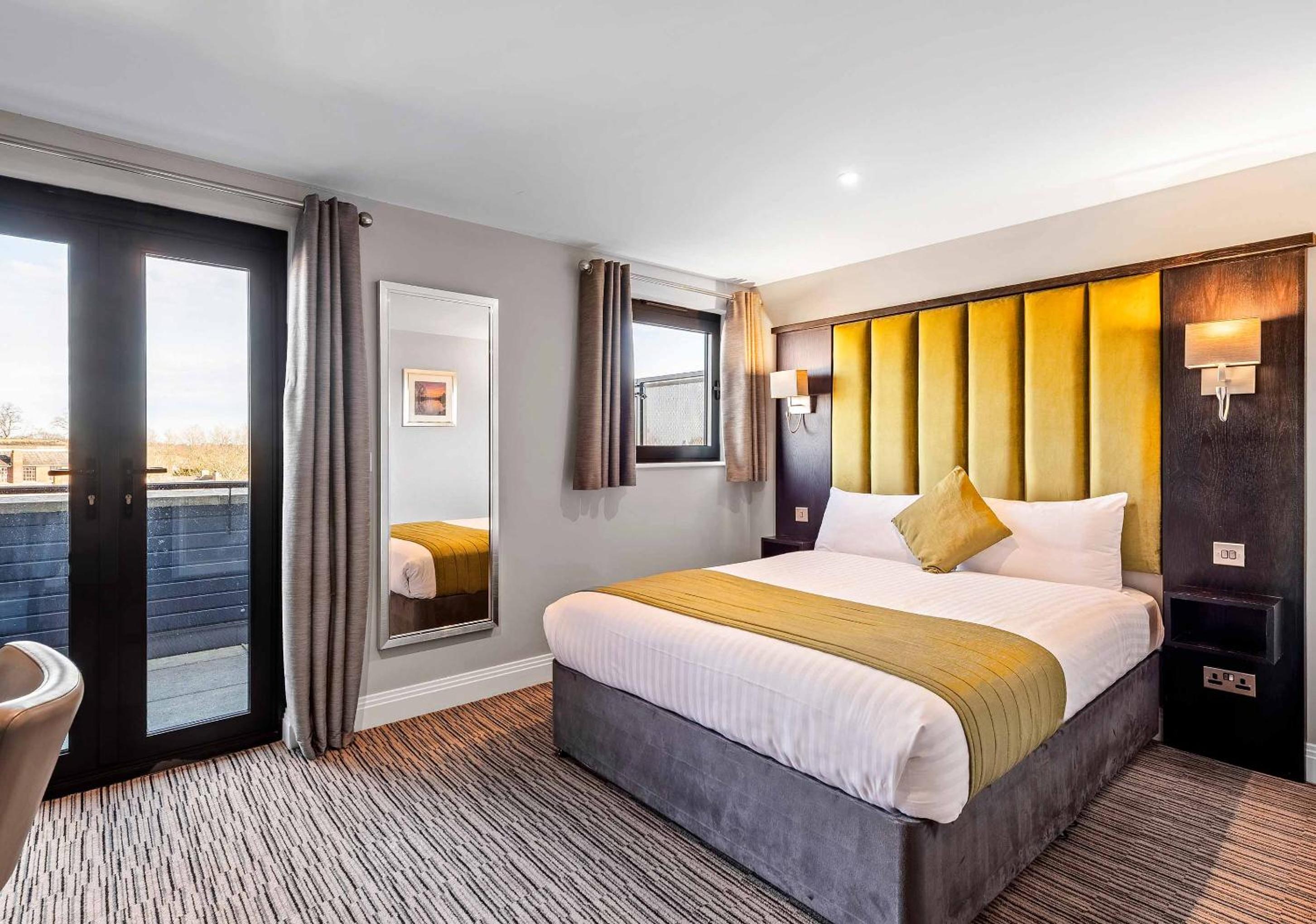 Deluxe Double Room with Balcony - Photo 4