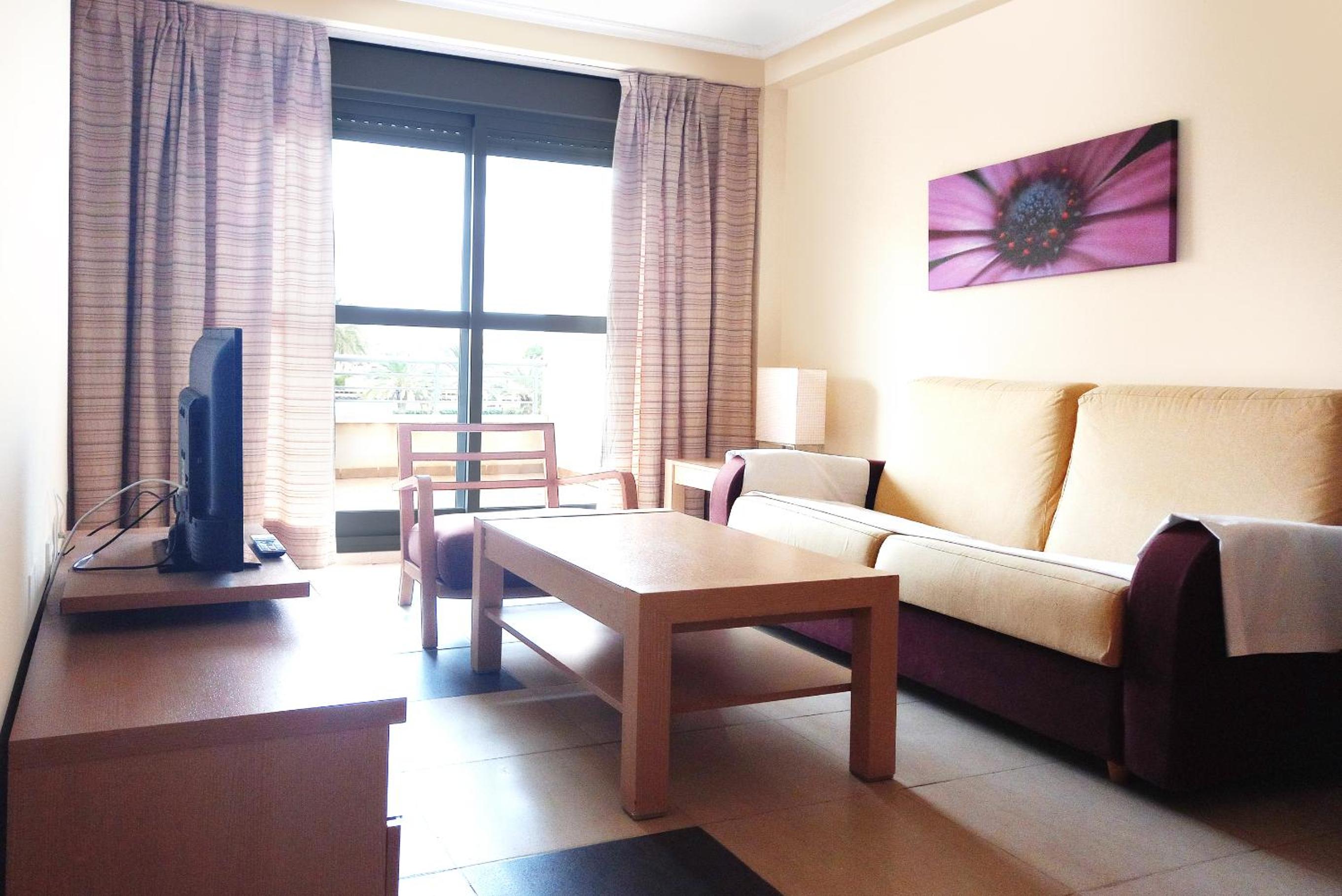 Apartamento de 2 habitaciones con terraza y vistas a la piscina.