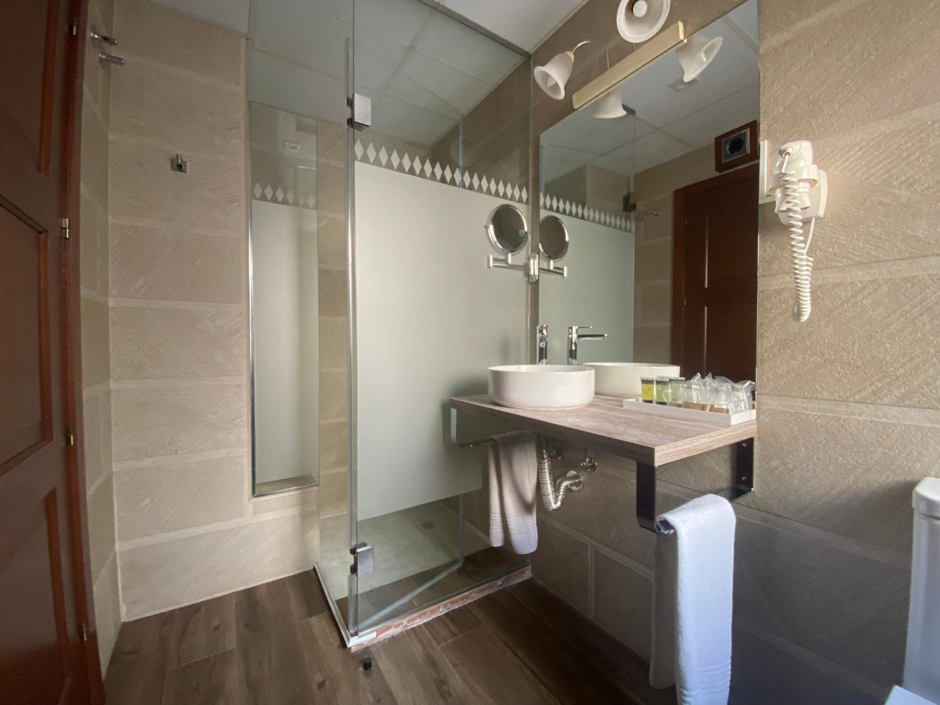 Queen Room - Disability Access - Photo 8