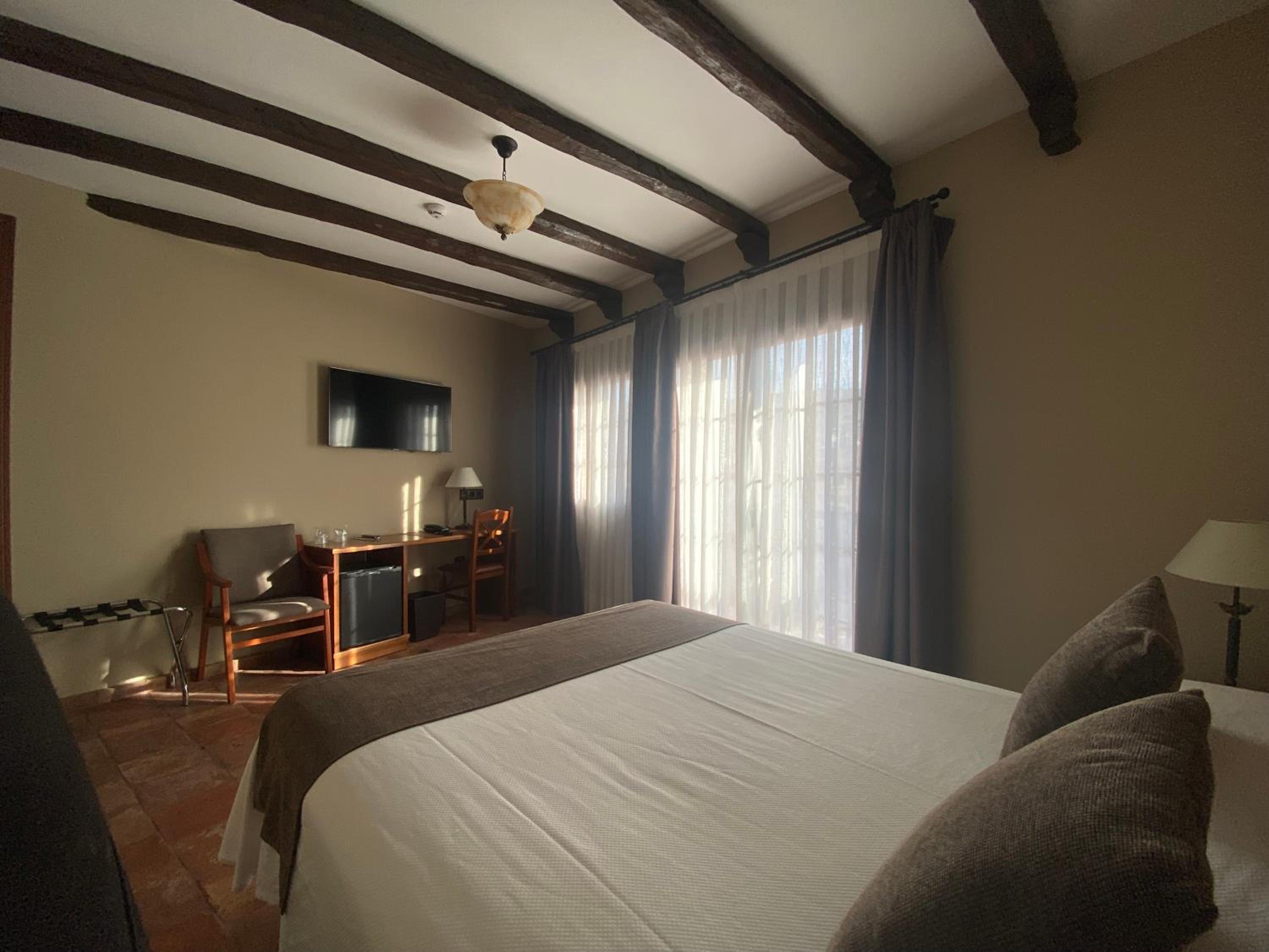 Queen Room - Disability Access - Photo 4