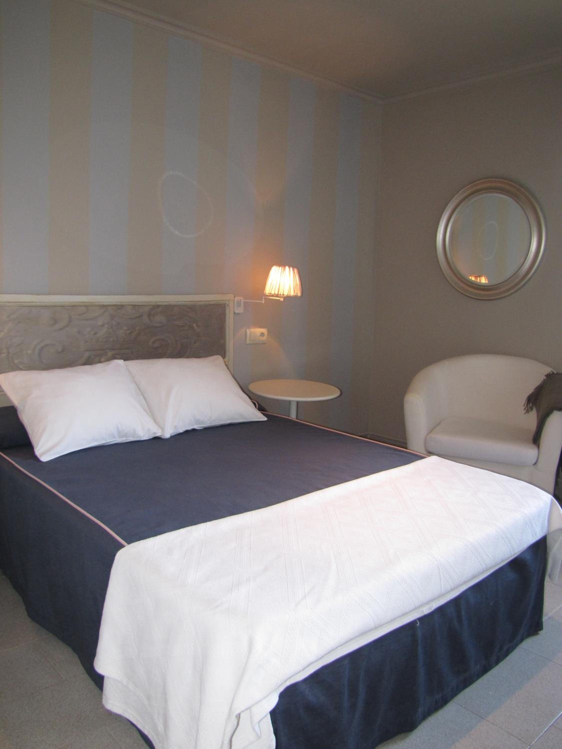 Single Room with Double Bed photo 3