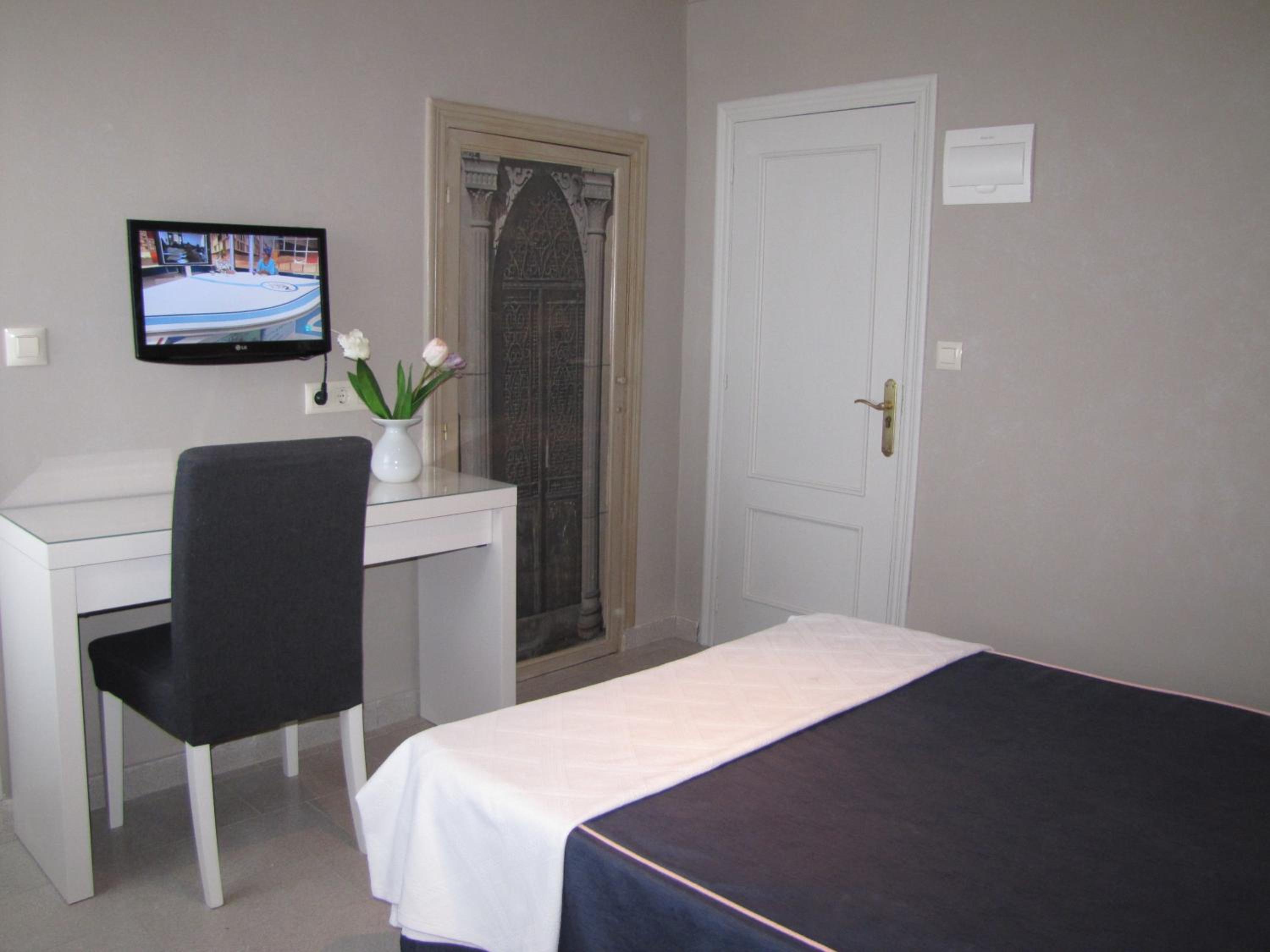  Single Room with Double Bed photo 2