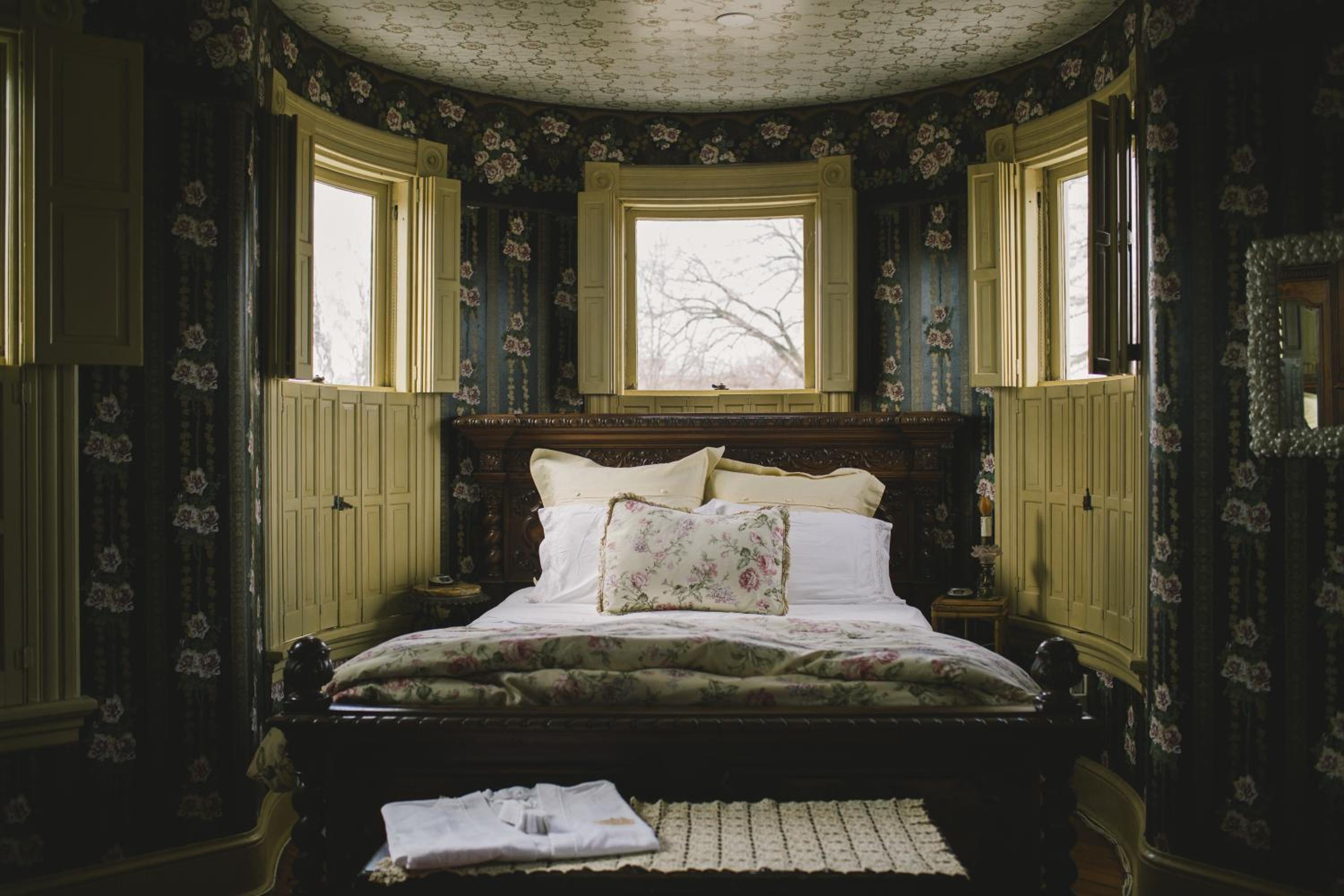 Superior Queen Room: Turret photo 3