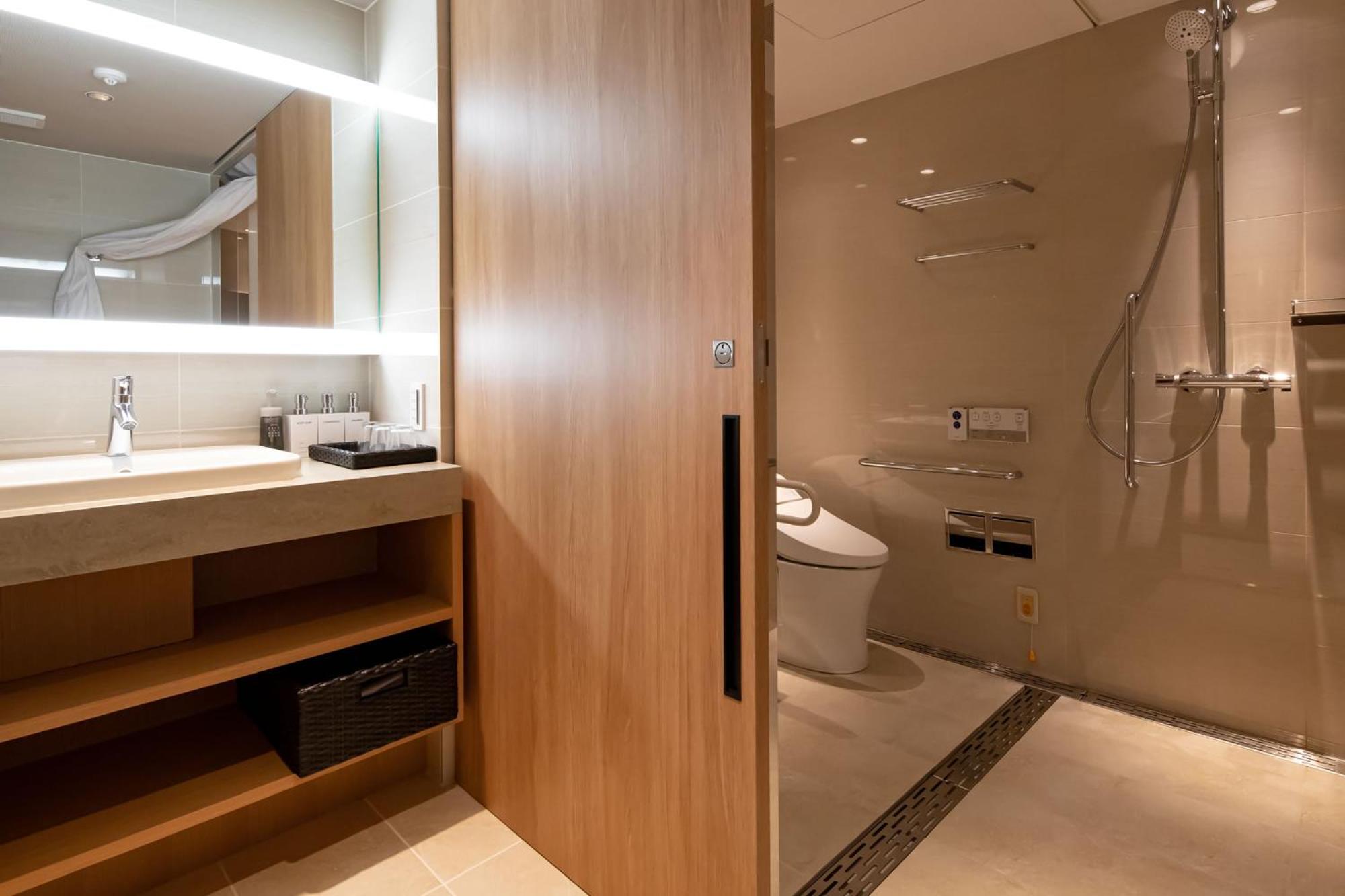 Twin Room - Disability Access - Photo 9