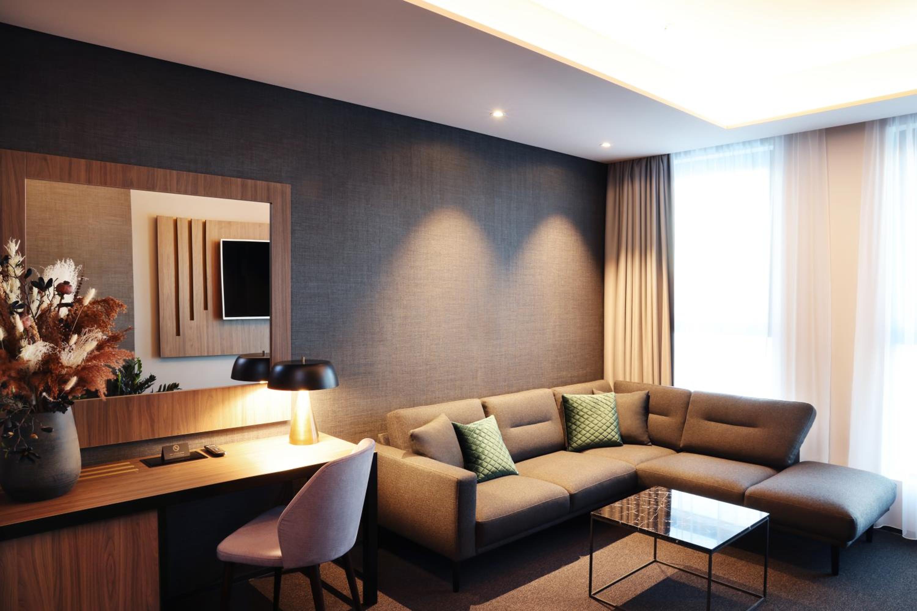 Executive Suite - Photo 2