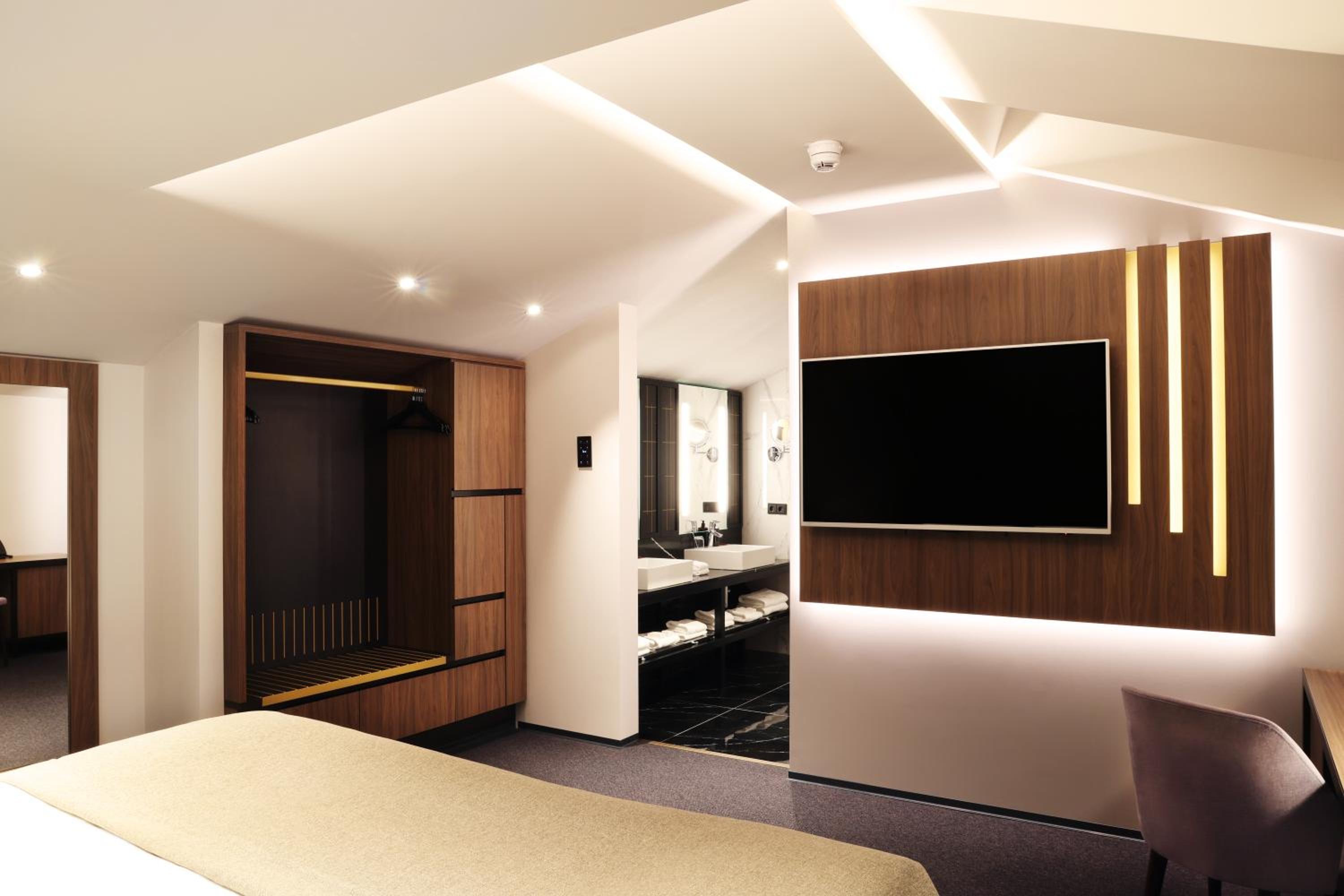 Executive Suite - Photo 3