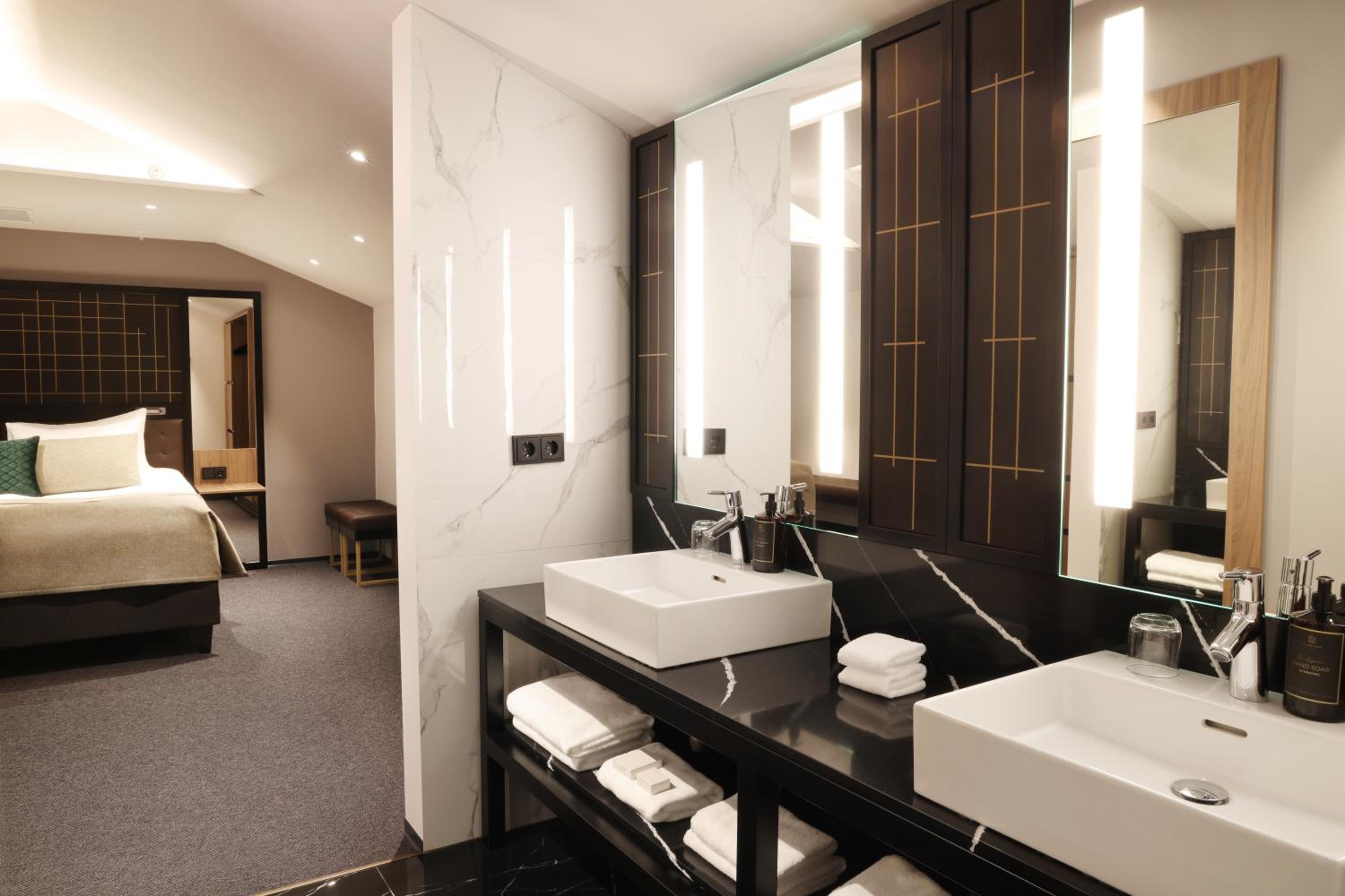 Executive Suite - Photo 5