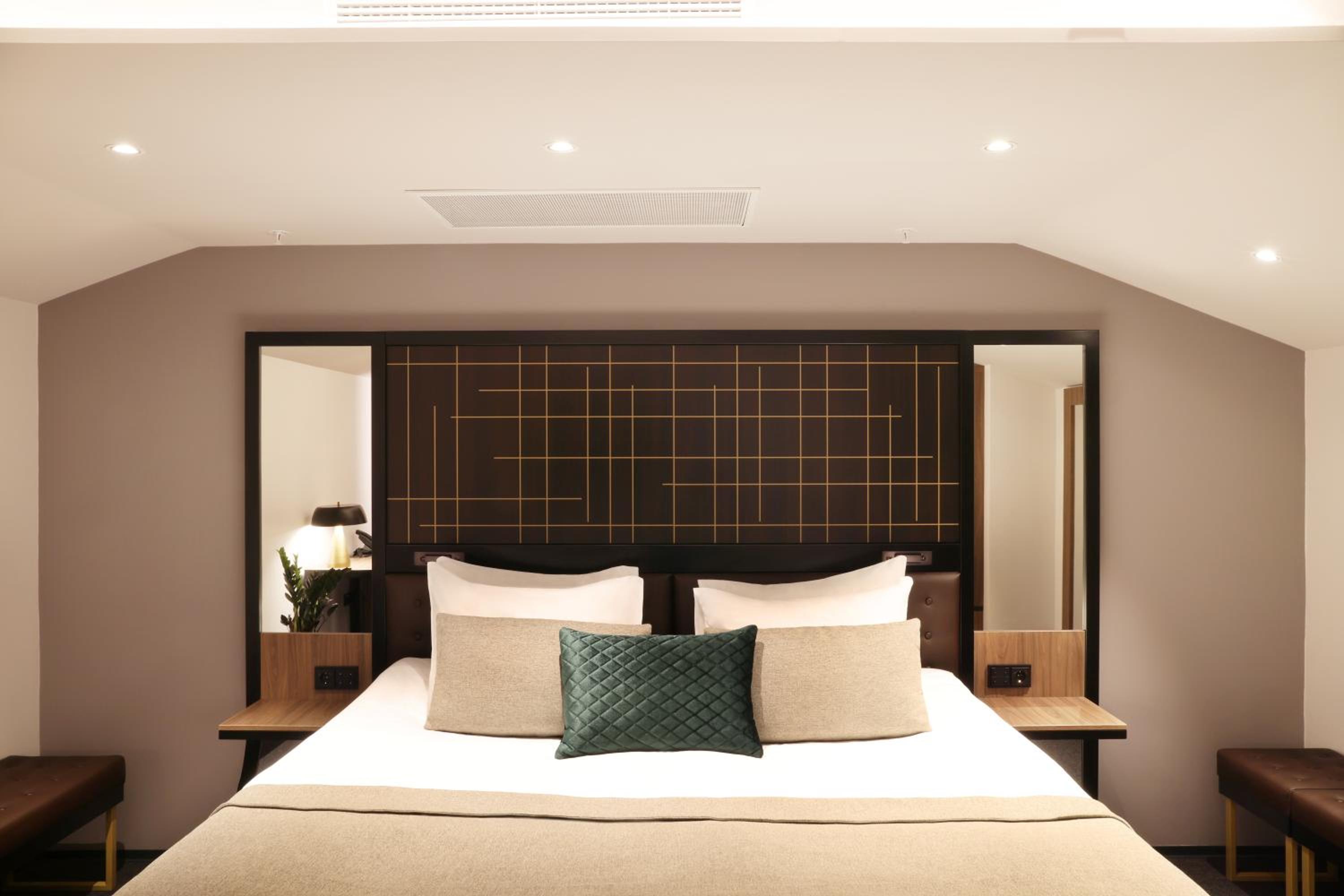 Executive Suite - Photo 1