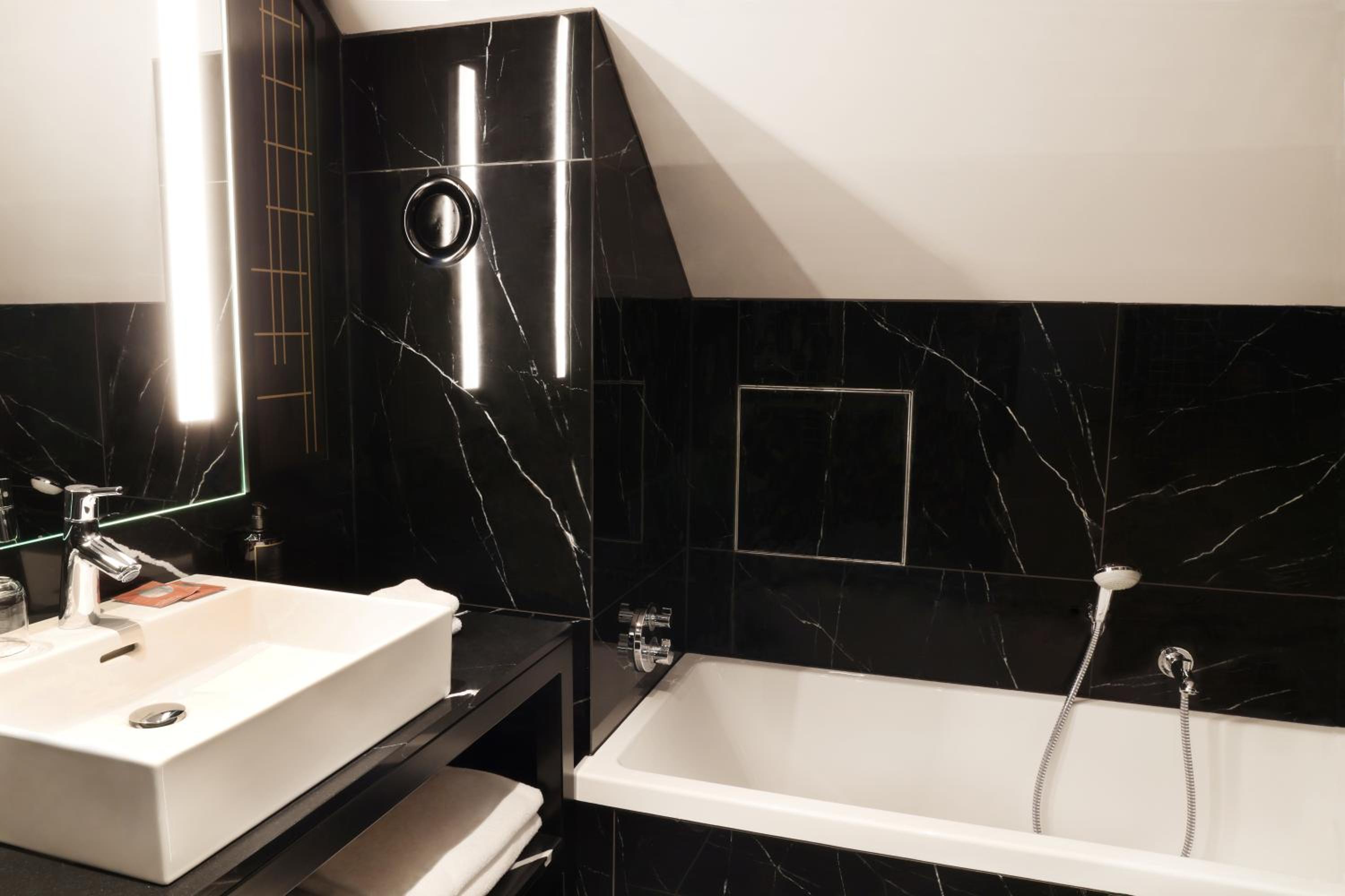 Suite - Photo 10