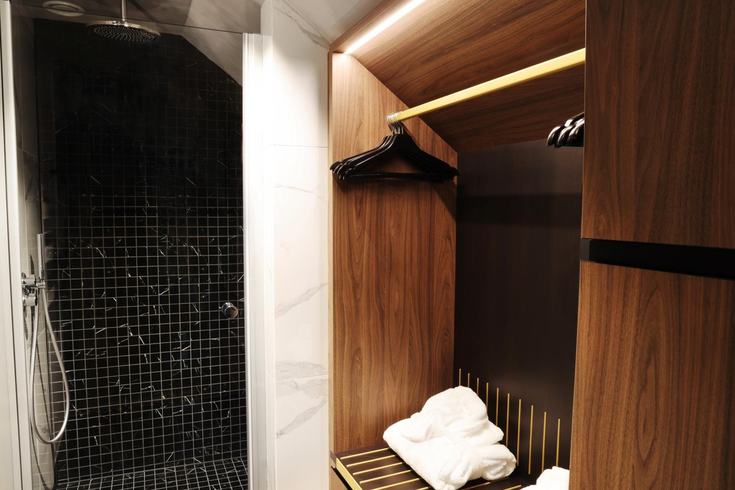Suite - Photo 11