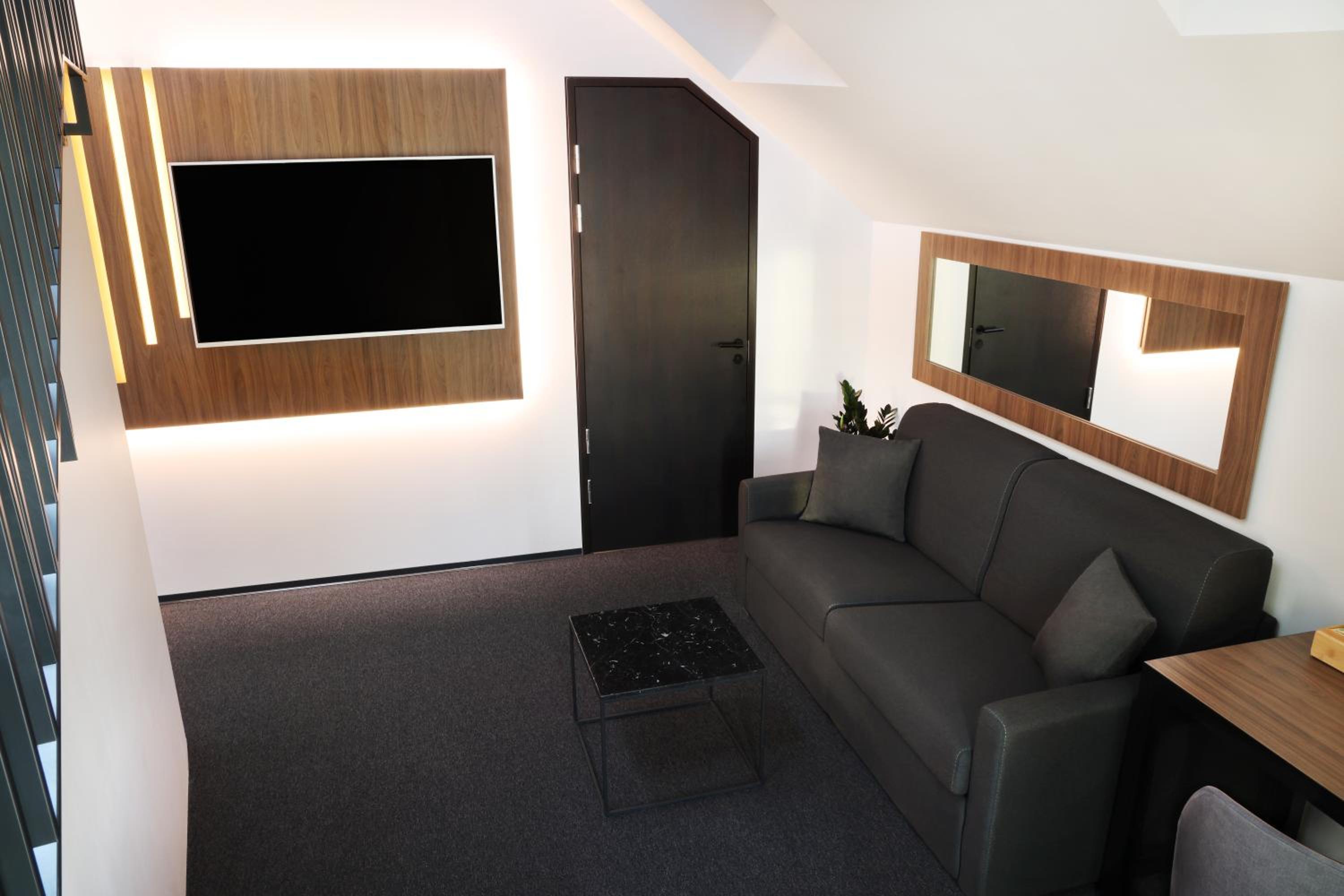 Suite - Photo 8