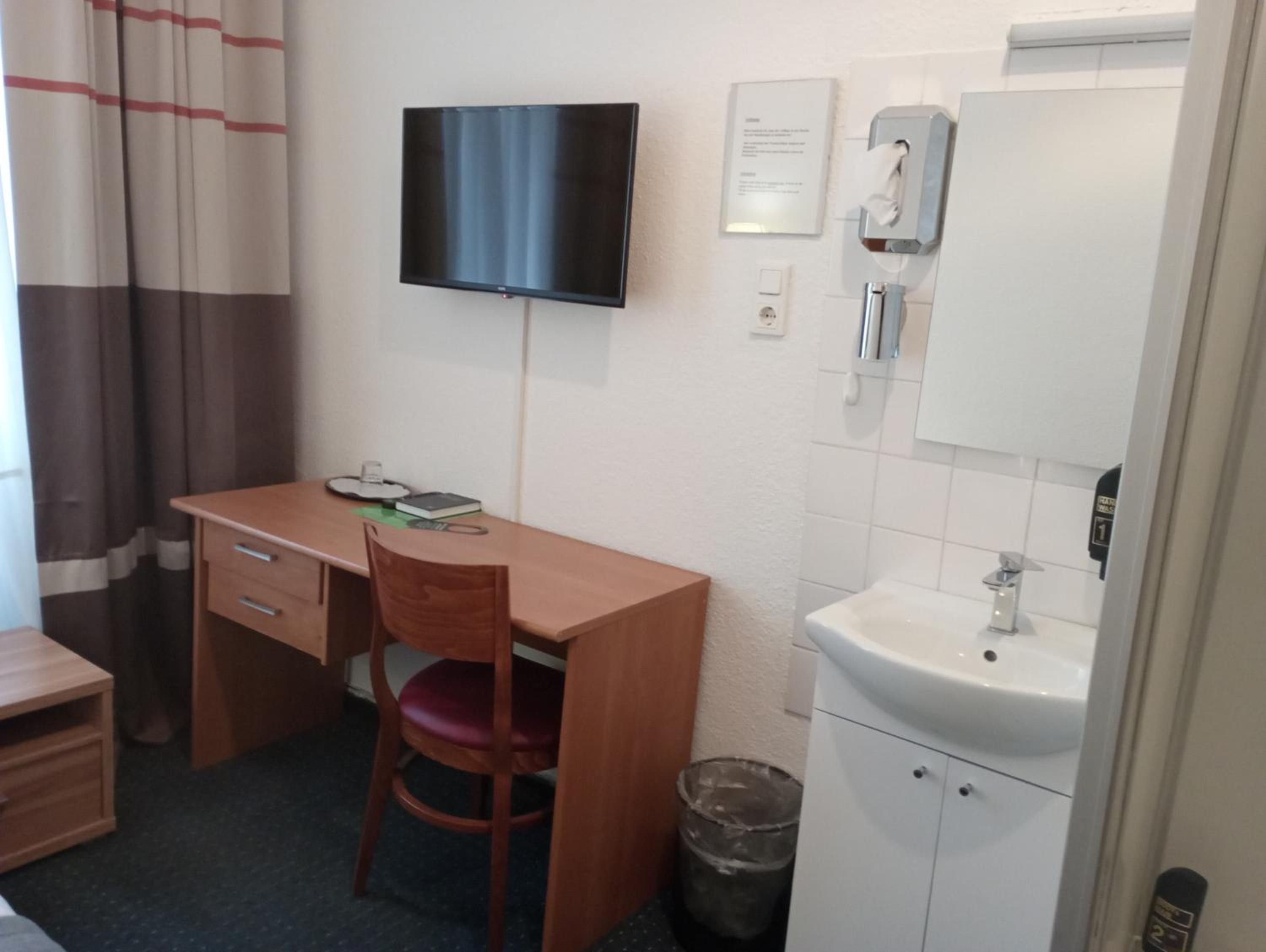 Single Room with Private Shower and Shared Toilet photo 2