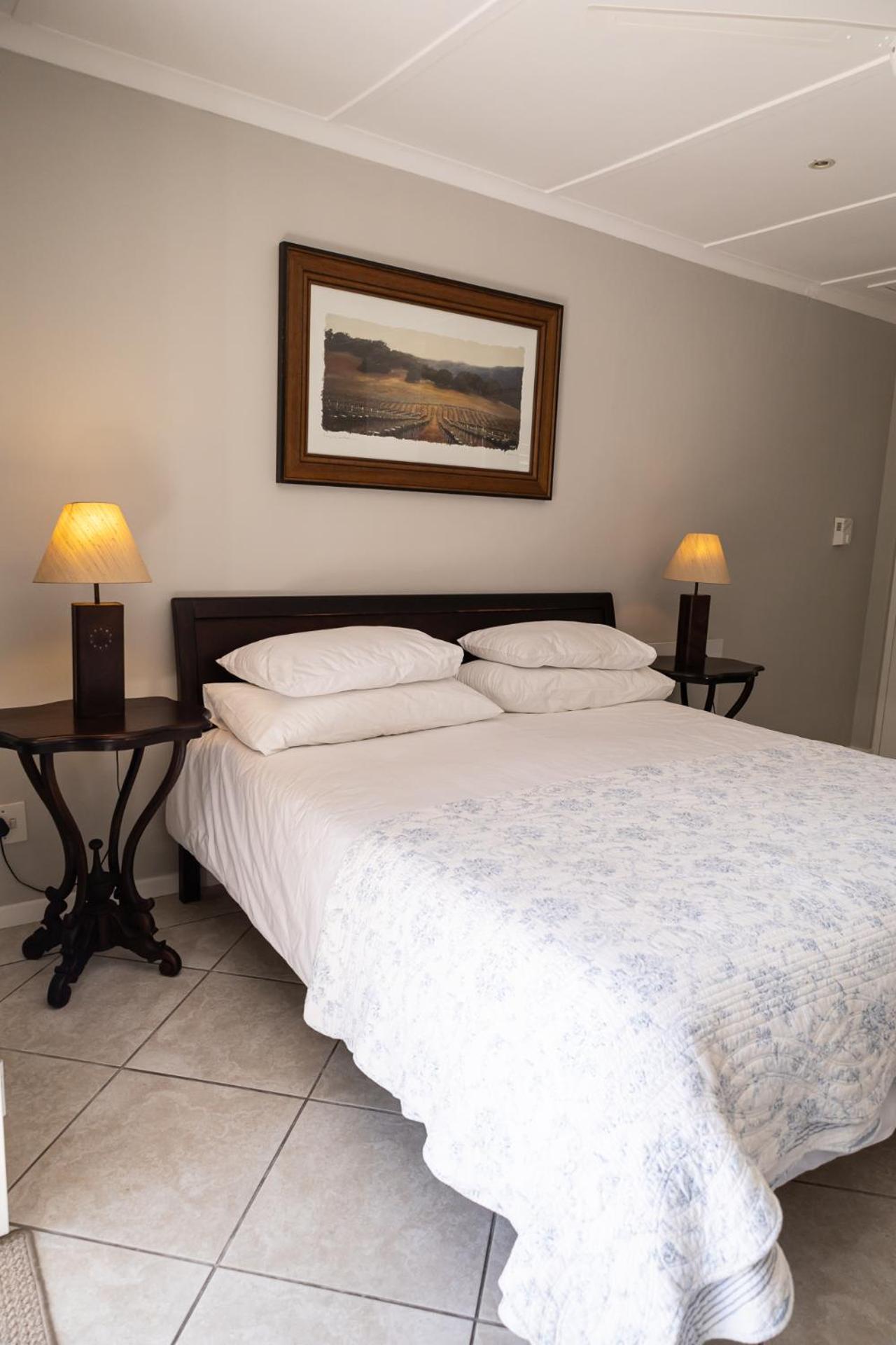 Standard King Room - Photo 10