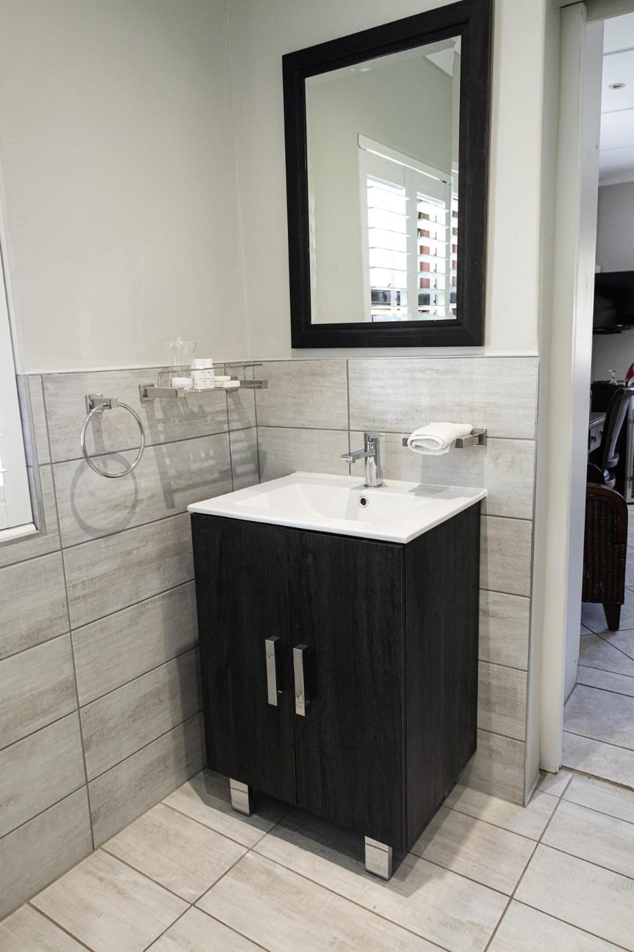 Standard King Room - Photo 7