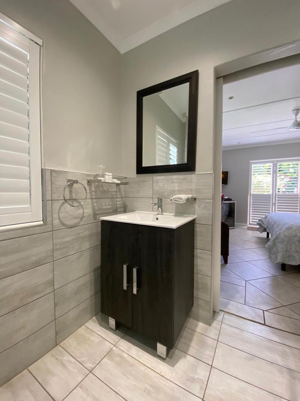 Standard King Room - Photo 9