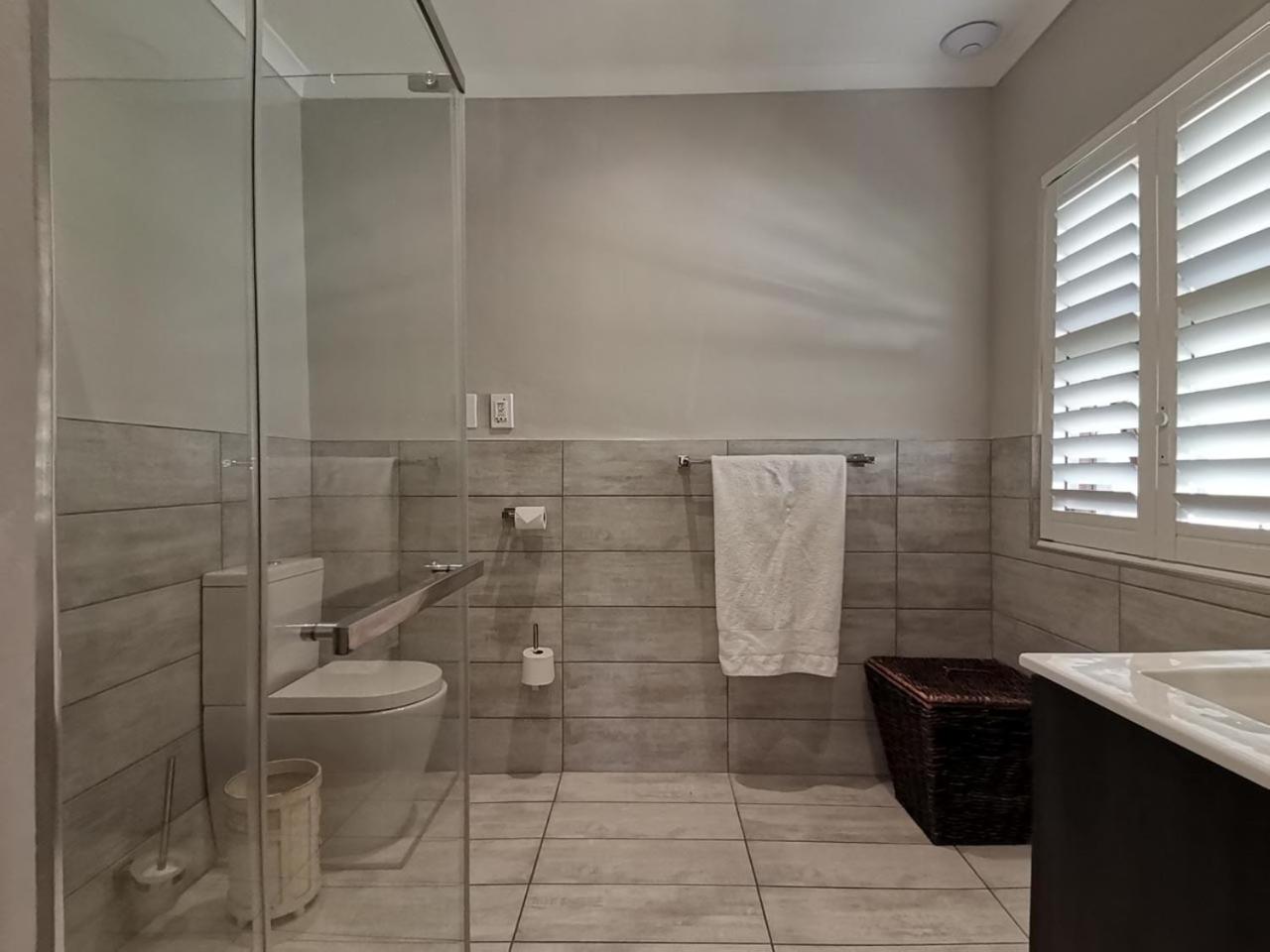 Standard King Room - Photo 11