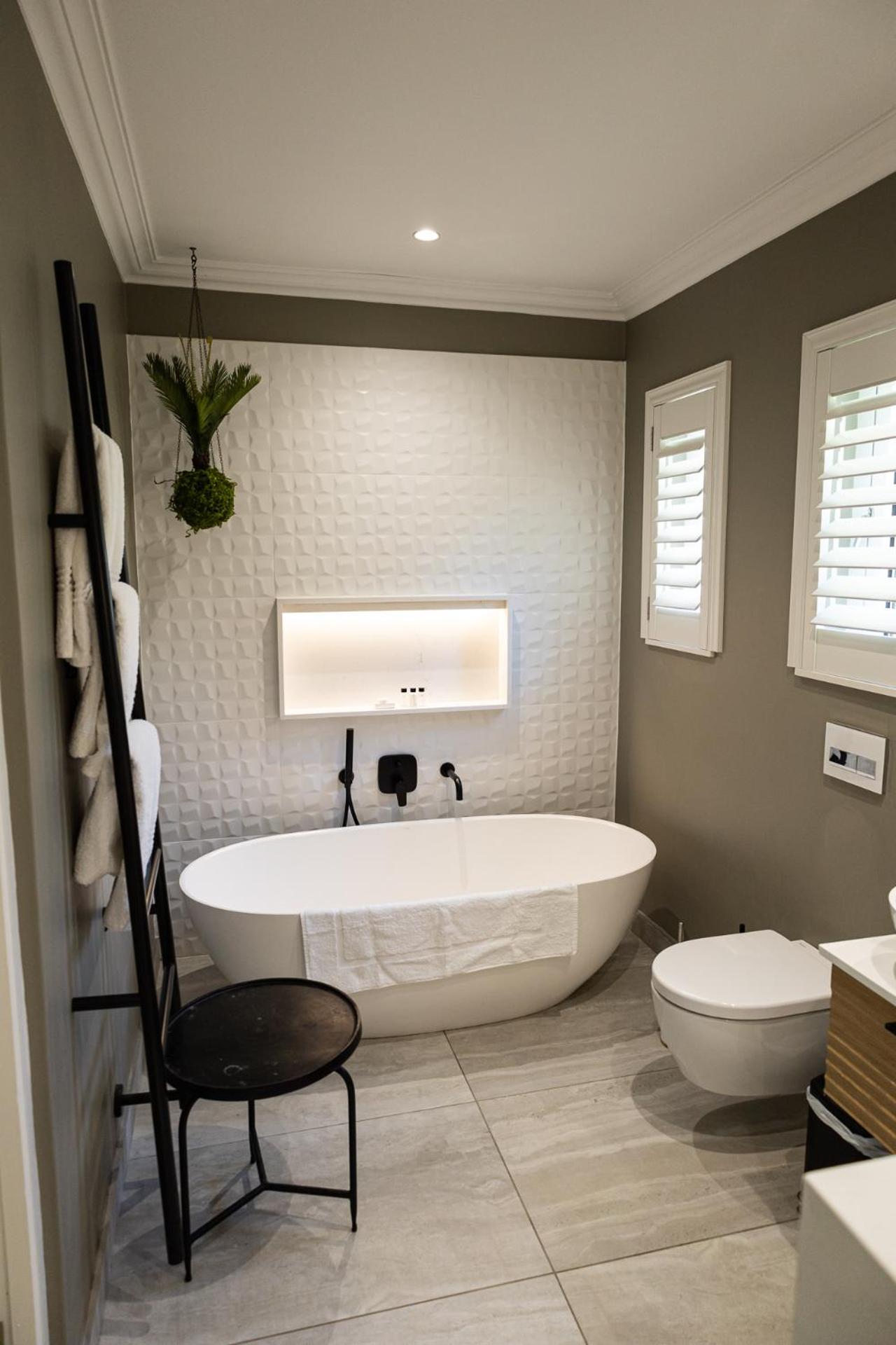 Deluxe King Room - Photo 9
