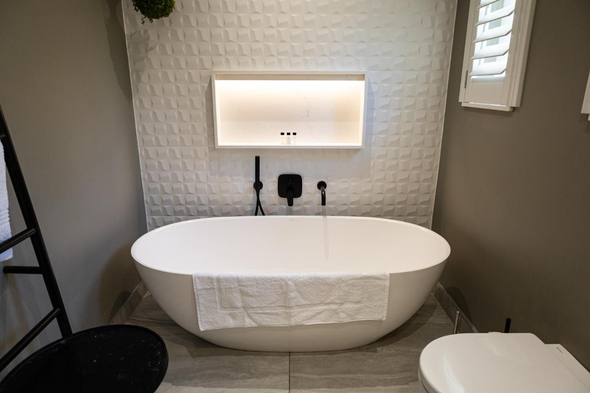 Deluxe King Room - Photo 6