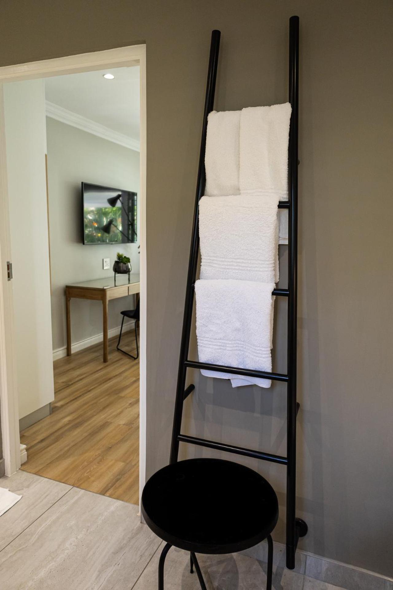 Deluxe King Room - Photo 10