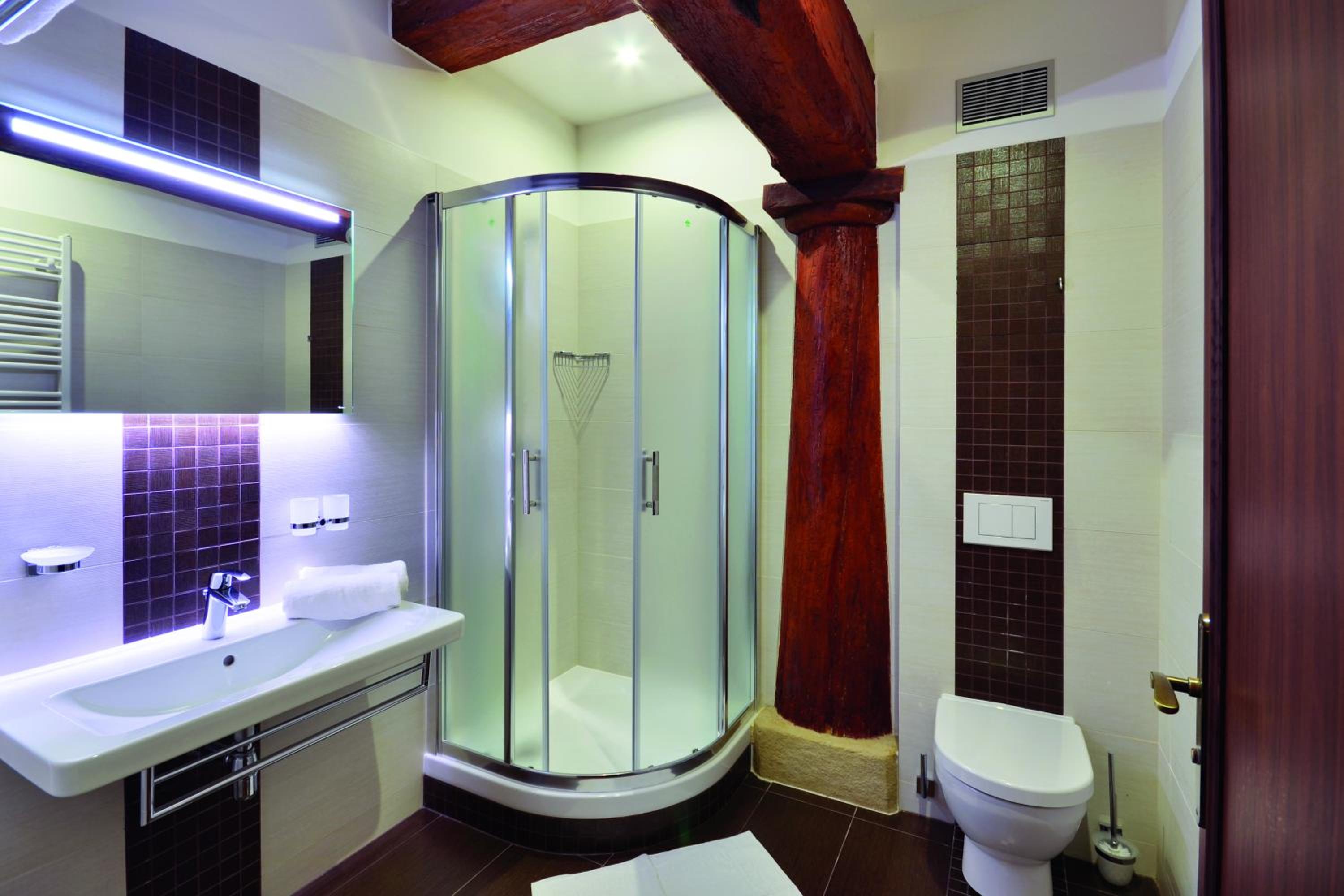 Double or Twin Room with Private Bathroom - Photo 4