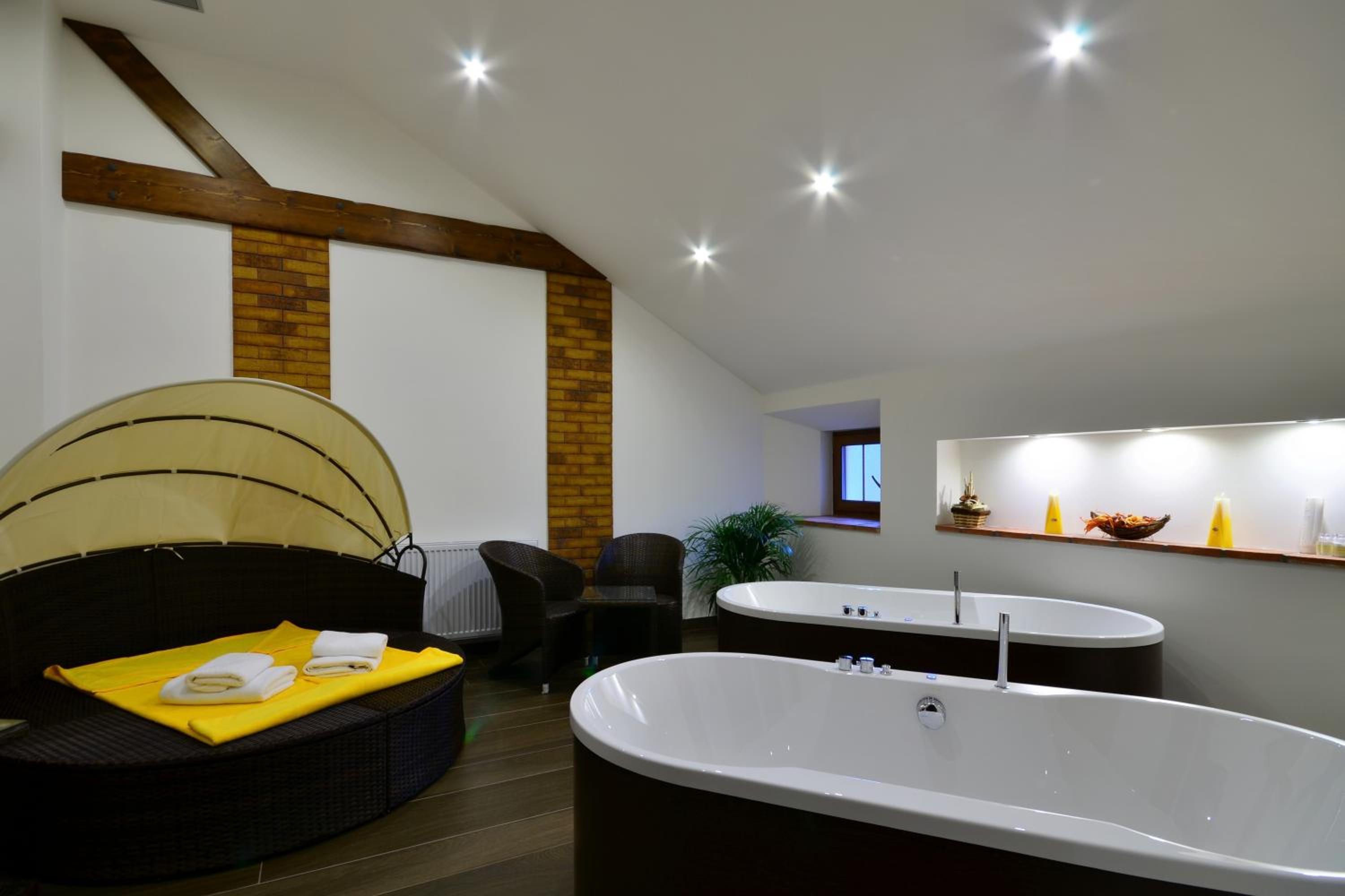 Double or Twin Room with Private Bathroom - Photo 8