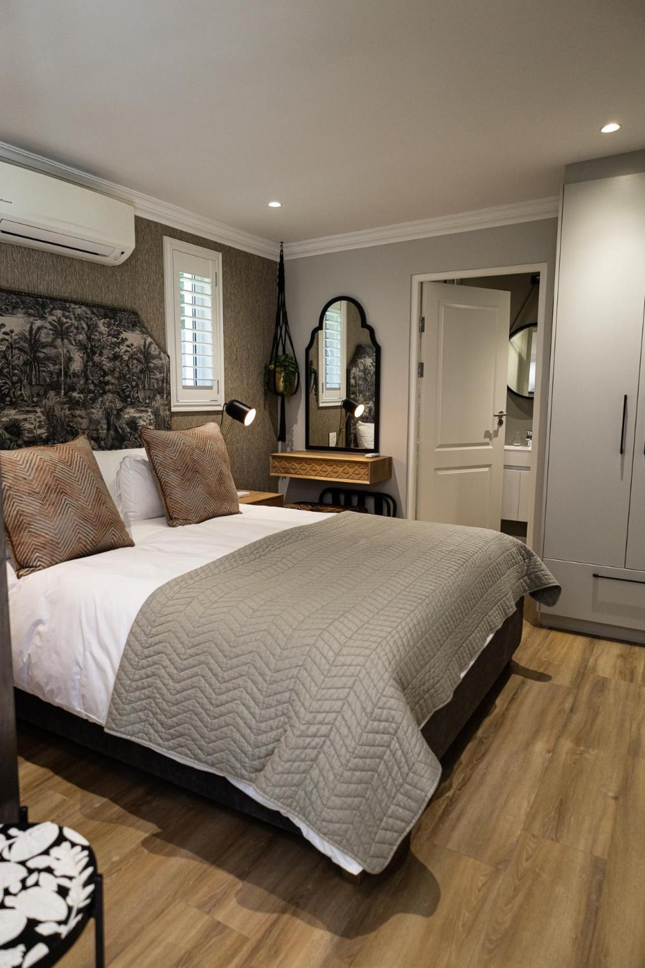 Deluxe Queen Room - Photo 14