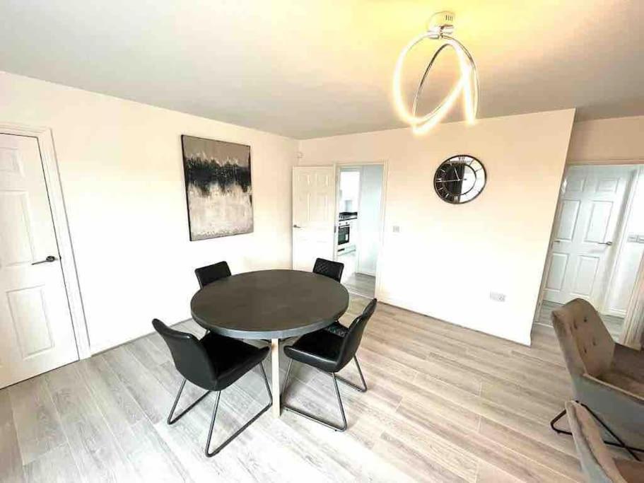Three-Bedroom Apartment photo 2