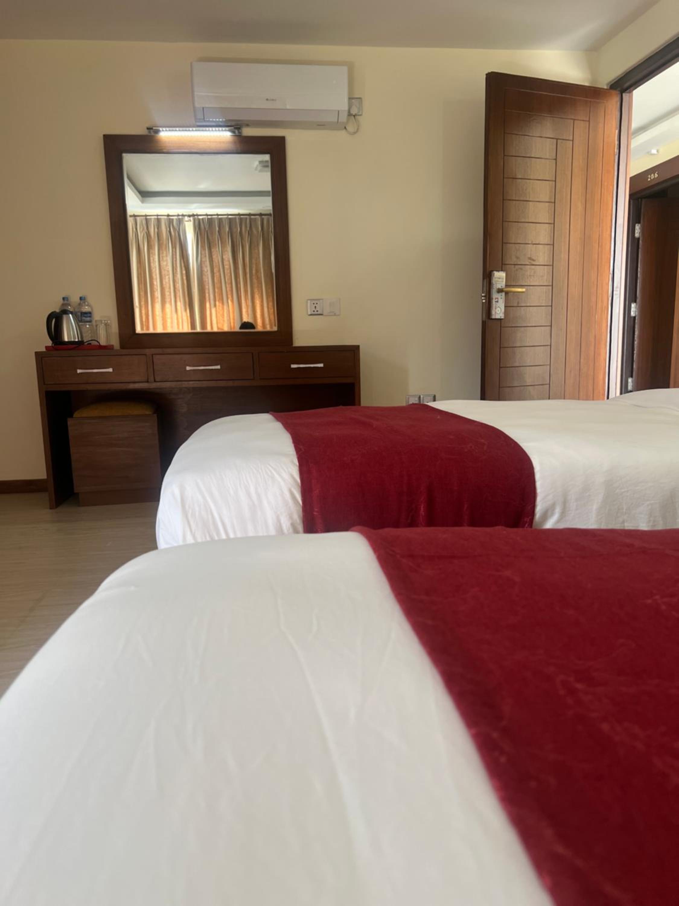Deluxe Double Room (2 Adults + 1 Child) photo 3