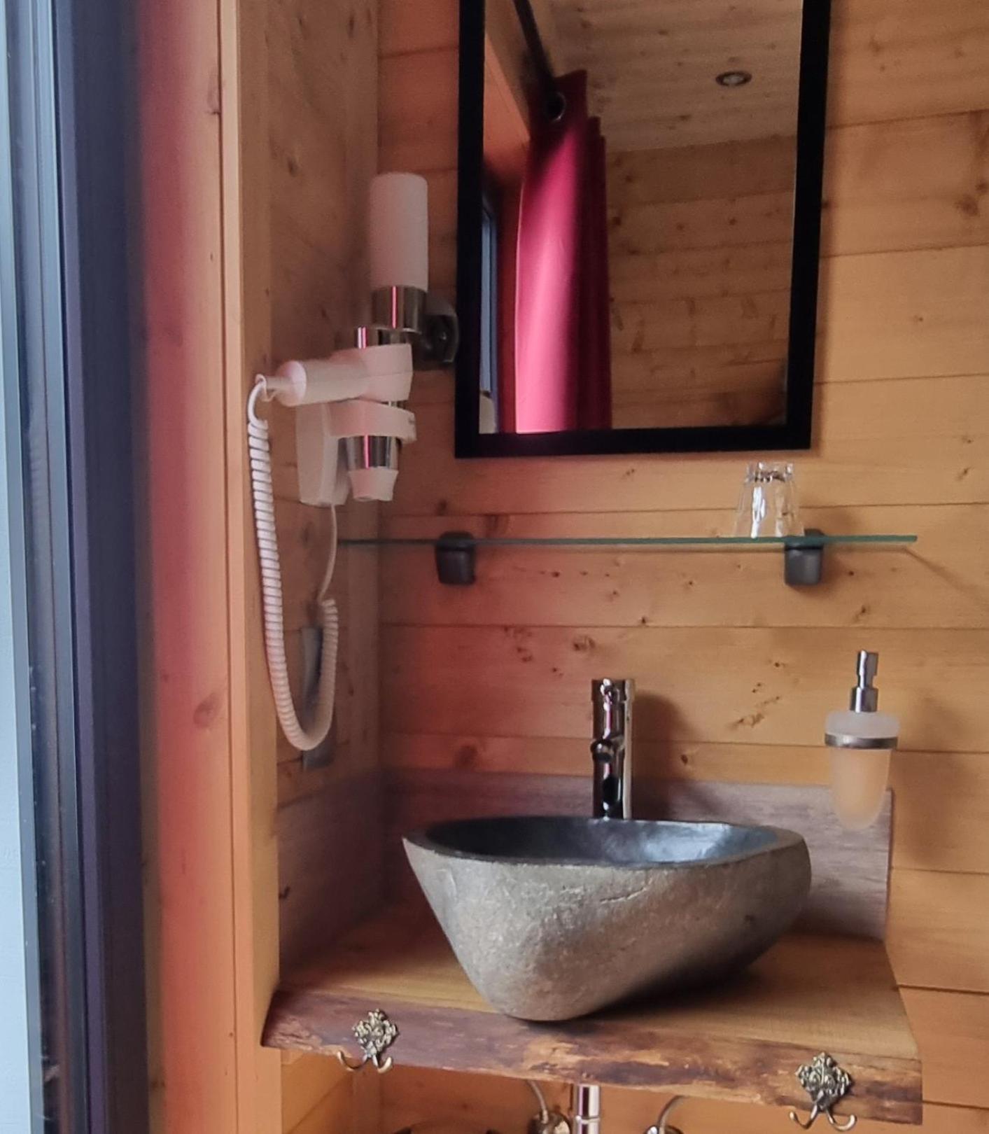 Deluxe Single Room with Balcony photo 3