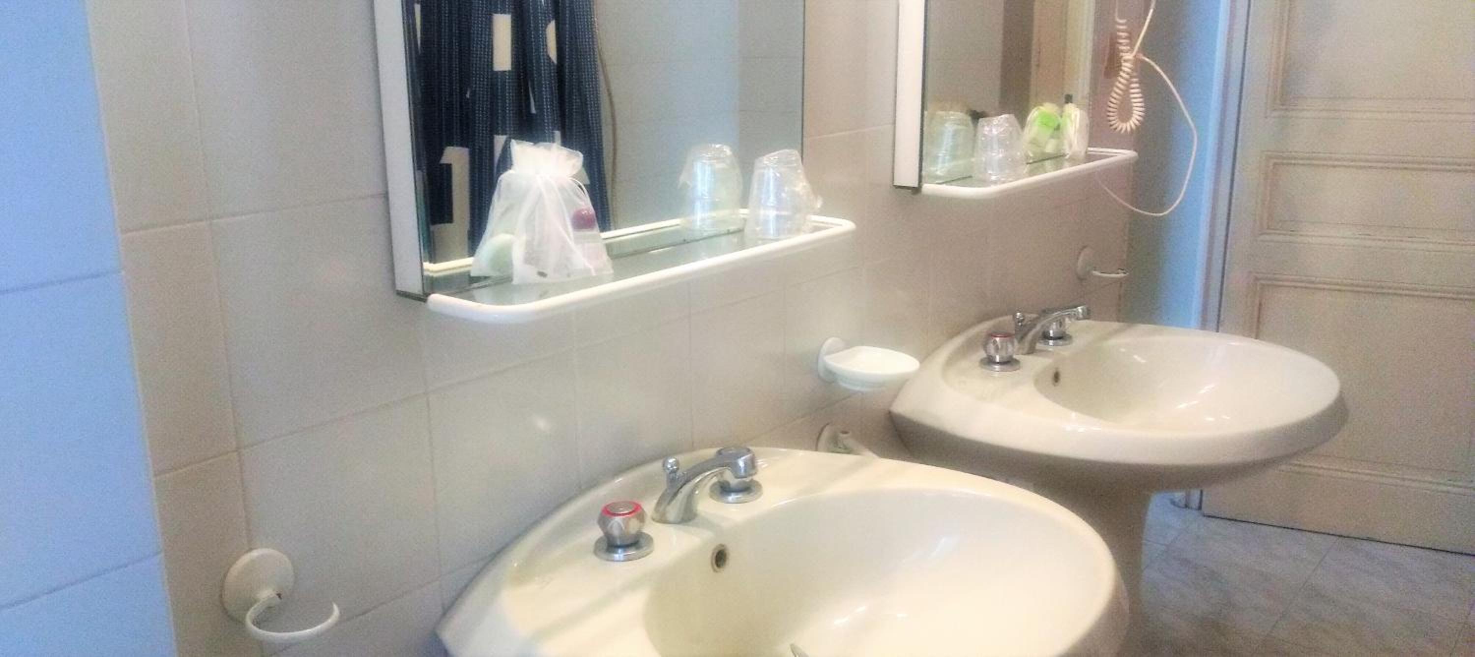 Double or Twin Room - Photo 4