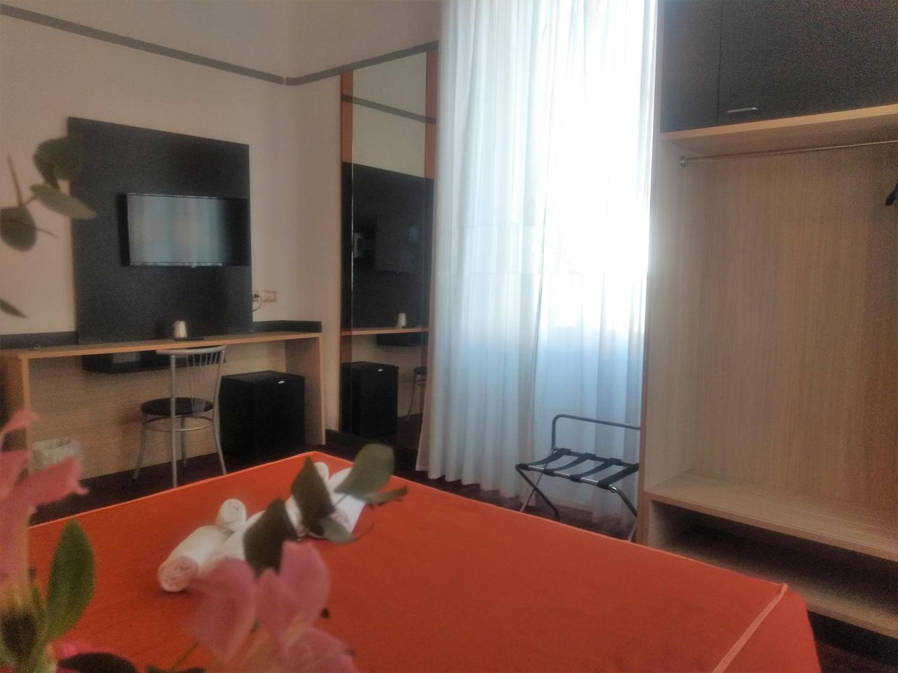 Double or Twin Room - Photo 11